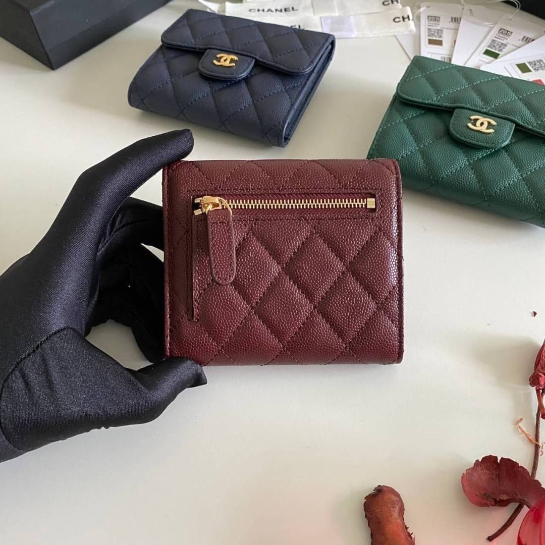 หนังแท้ Chanel Classic small wallet caviar 3 พับ พร้อมส่งที่ไทย รุ่นยอดนิยมไอเท็มฮิตวัสดุหนังแท้คาเวียร์สวยคลาสสิคเปิดปิดด้วยฝาปิดกระดุมด้านหน้ามีโลโก้แบรนด์อะไหล่ทองสวยหรูดูดี ตัวจริงสวยน่าใช้ Chanel mini นาทีนี้กำลัง in สุดๆ ภาพสินค้าถ่ายจากงานขายจริง ใ