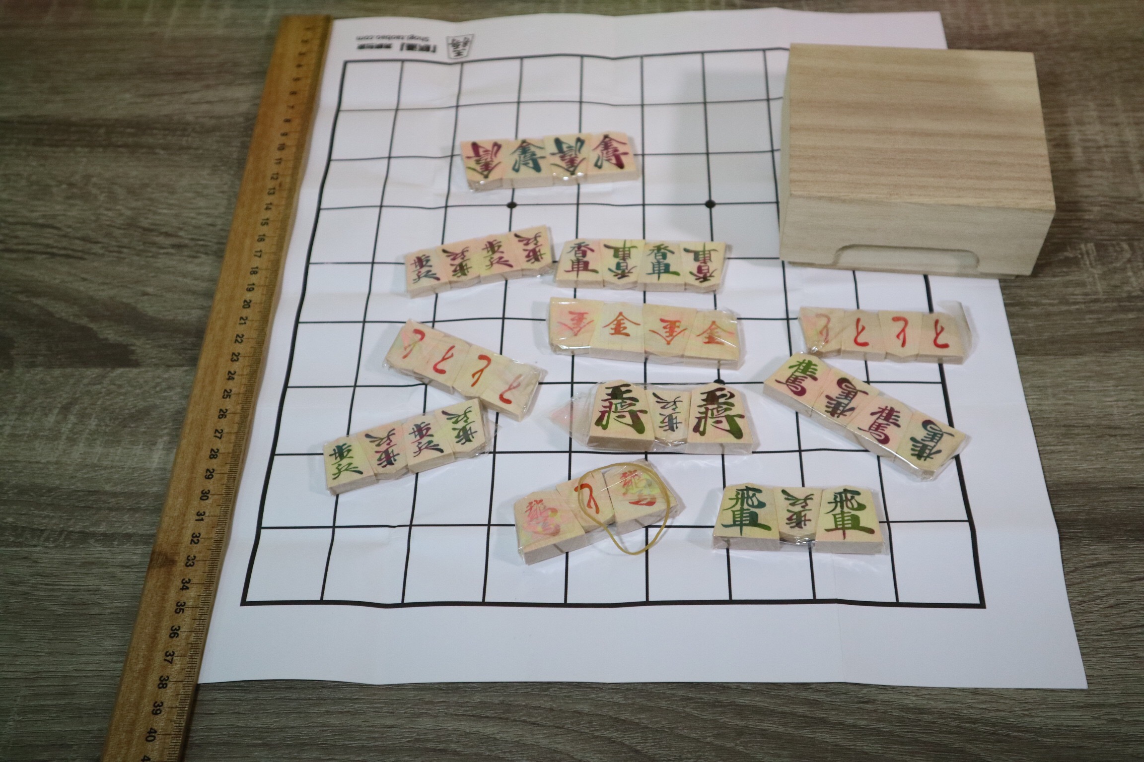 โชกิตัวไม้และกระดานกระดาษ