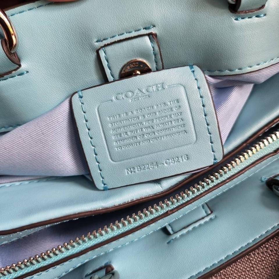 COACH C8216 MINI LILLIE CARRYALL WITH MYSTICAL FLORAL PRINT สีใหม่ล่าสุด กับรุ่นที่สุดของความขายดี คอลยอดฮิตในลวดลายสุดชิค กระเป๋าสะพายทรงสวย ที่ดีไซน์ออกมาให้ใช้งานง่าย สะดวก สวย หรู ดูดี!! วัสดุหนังแคนวาสเคลือบลาย มาพร้อมสายสะพายข้างและหูจับในตัว ถอดออก