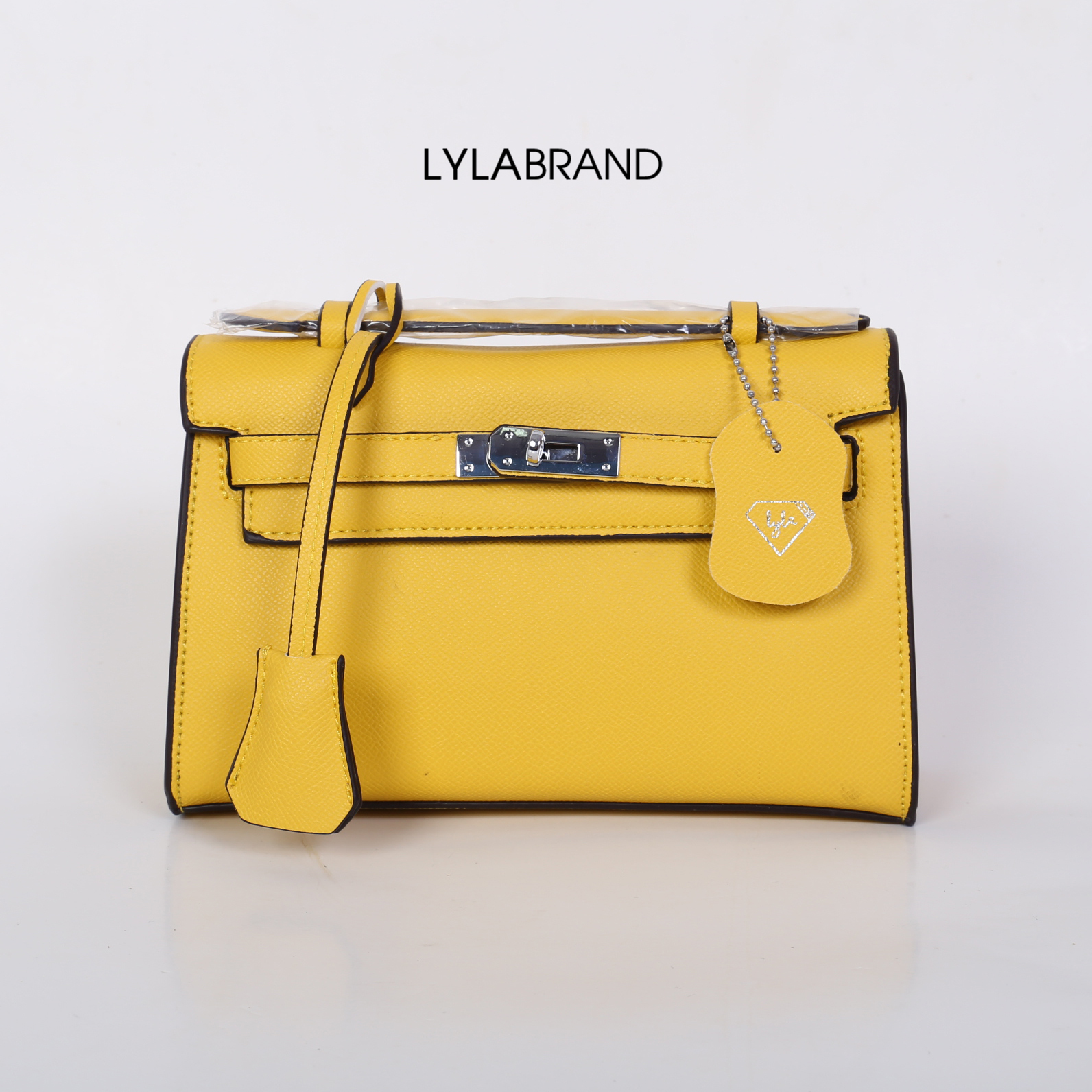 LYLABRAND🔔 KELLY MINI SIZE 22 CM / EPSOM PU TOP PREMIUM มาพร้อมสายหนังและสายโซ่คุณภาพดีสุดๆ ใบเล็กน่ารักพอดิบพอดีถือเป็นครัชออกงานได้ให้ลุคหรูสุด หรือจะใส่กับชุดทำงาน กางเกงยีนส์ ได้หมด ครบเลยค่ะ ให้ลุค ผู้ดีมากๆ ใส่ iphone plus ได้ทุกรุ่น มีสีให้