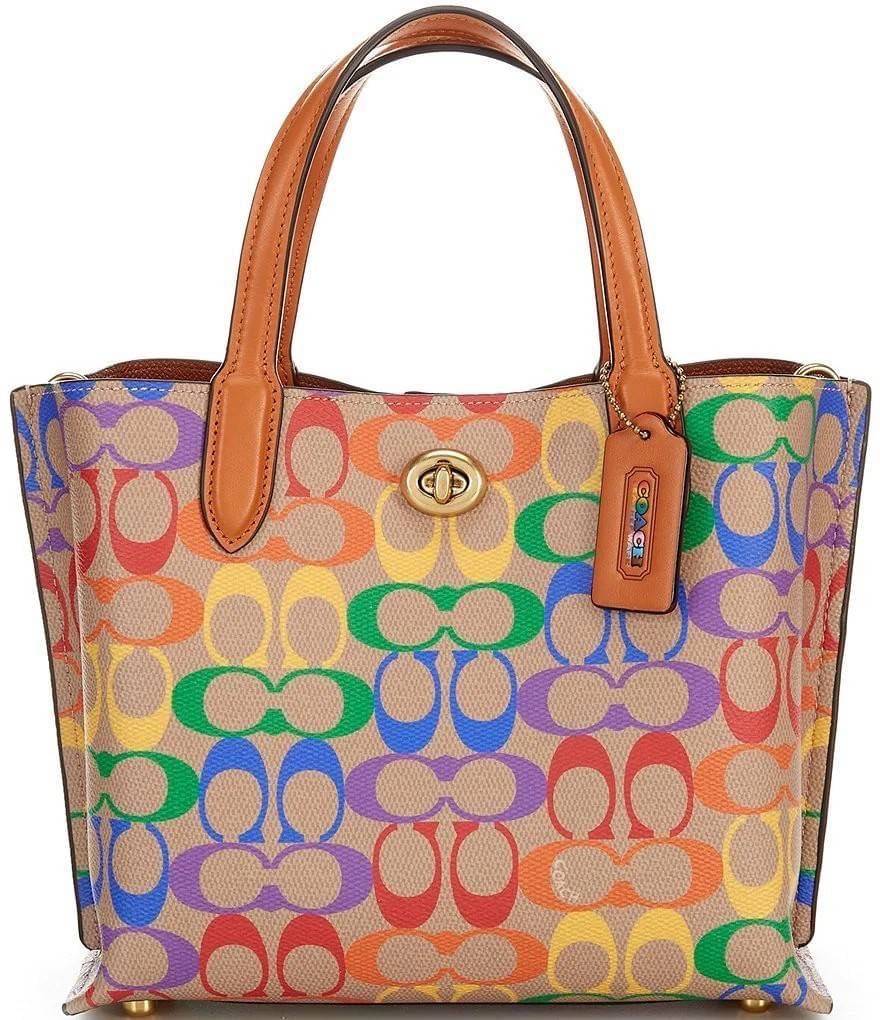COACH CA102 WILLOW TOTE 24 IN RAINBOW SIGNATURE CANVAS ไปให้สุดกับความเลิศของลวดลายสายรุ้ง ที่แต่งแต้มลงบนกระเป๋าทรงโท้ท ไซส์กำลังสวย พกพาได้สะดวก มีตัวบิดล็อคที่ปากกระเป๋าด้านหนึ่ง และกระดุมแม่เหล็กอีกด้านหนึ่ง ภายในโล่งกว้าง เก็บของได้เป็นสัดส่วนไปเลย ม