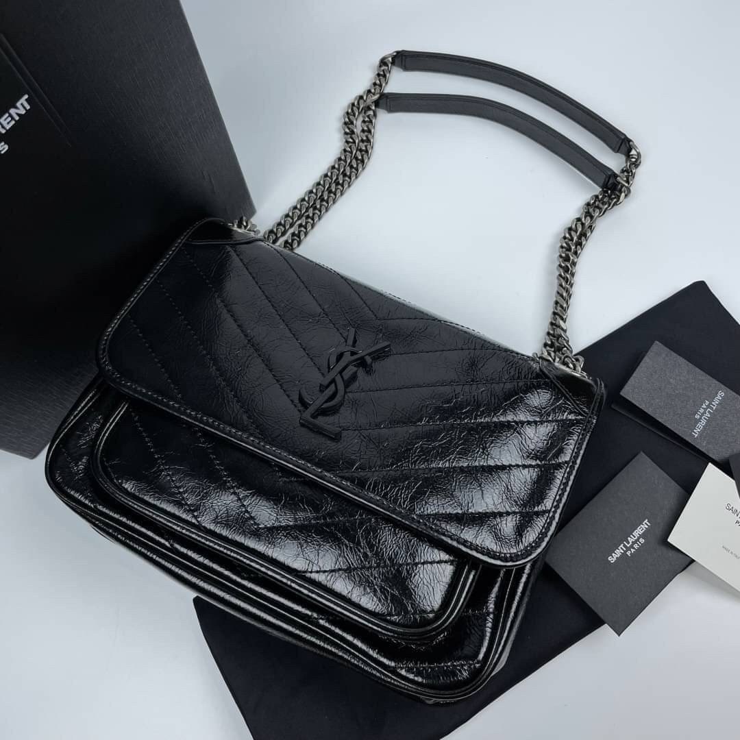 Saint Laurent Niki shoulder bag กระเป๋าสะพายรุ่นโดดเด่นด้วยโครงสร้างทำจากหนังวัว หนังมันเงา นิ่ม งานสวยมากๆ ค่ะ ด้านหน้าประดับโลโก้แบรนด์ และมีช่องสำหรับเก็บของที่หยิบใช้บ่อย ตอบโจทย์การใช้ชีวิตระหว่างวันได้ดีมากๆ สายสพายดีไซน์ได้หลายรูปแบบ แมทกับการแต่งต