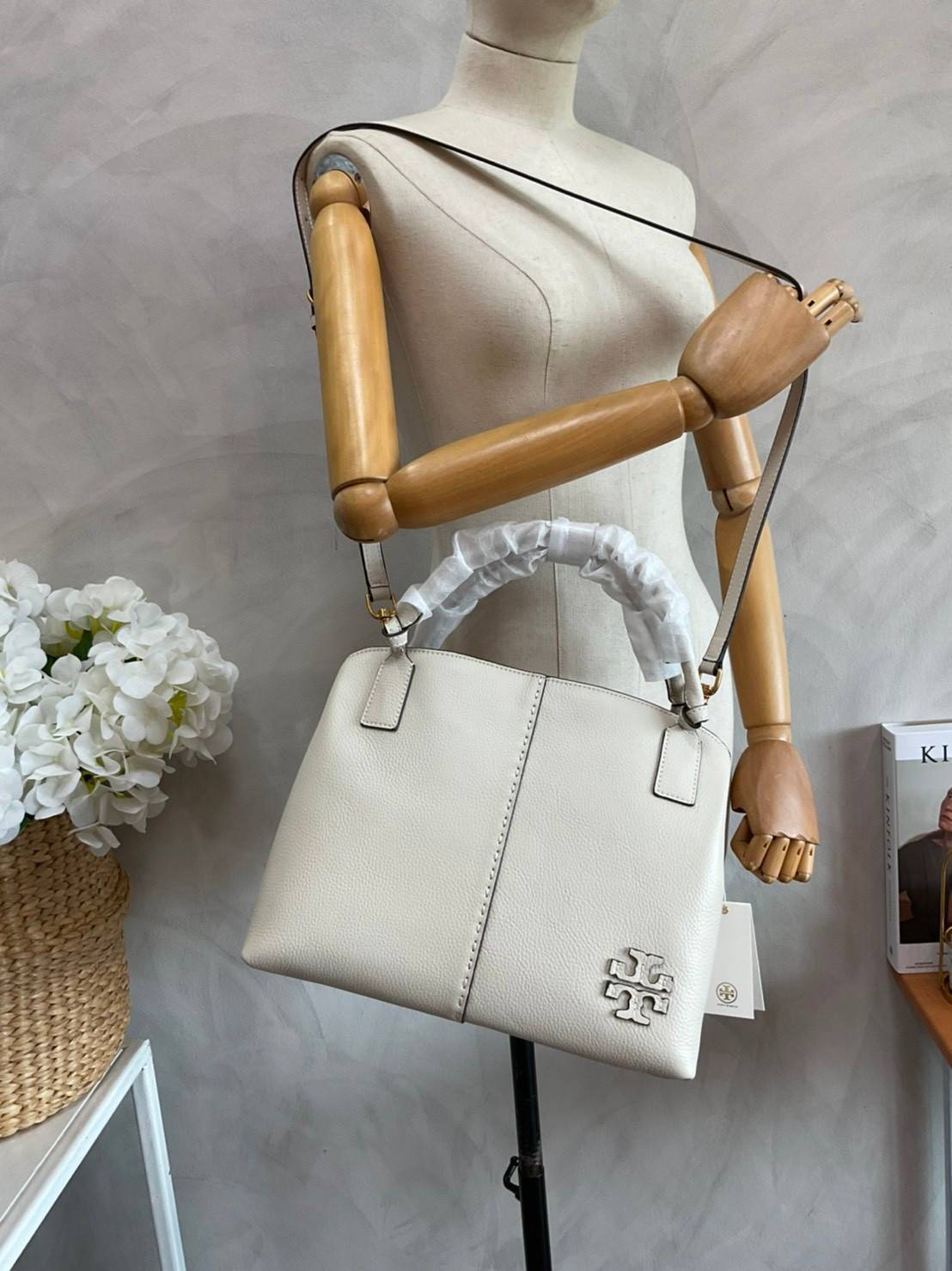 TORY BURCH Mcgraw Satchel Tote Bag (Size L) กระเป๋าถือ/สะพาย Crossbody วัสดุหนังลูกวัวแท้ 100% ด้านหน้าประดับโลโก้หนัง ตัดเป็นรูปตัว T สัญลักษณ์แบรนด์ ตัวกระเป๋าเดินด้ายเล่นลายเพิ่มลูกเล่น เพื่อความเก๋!!