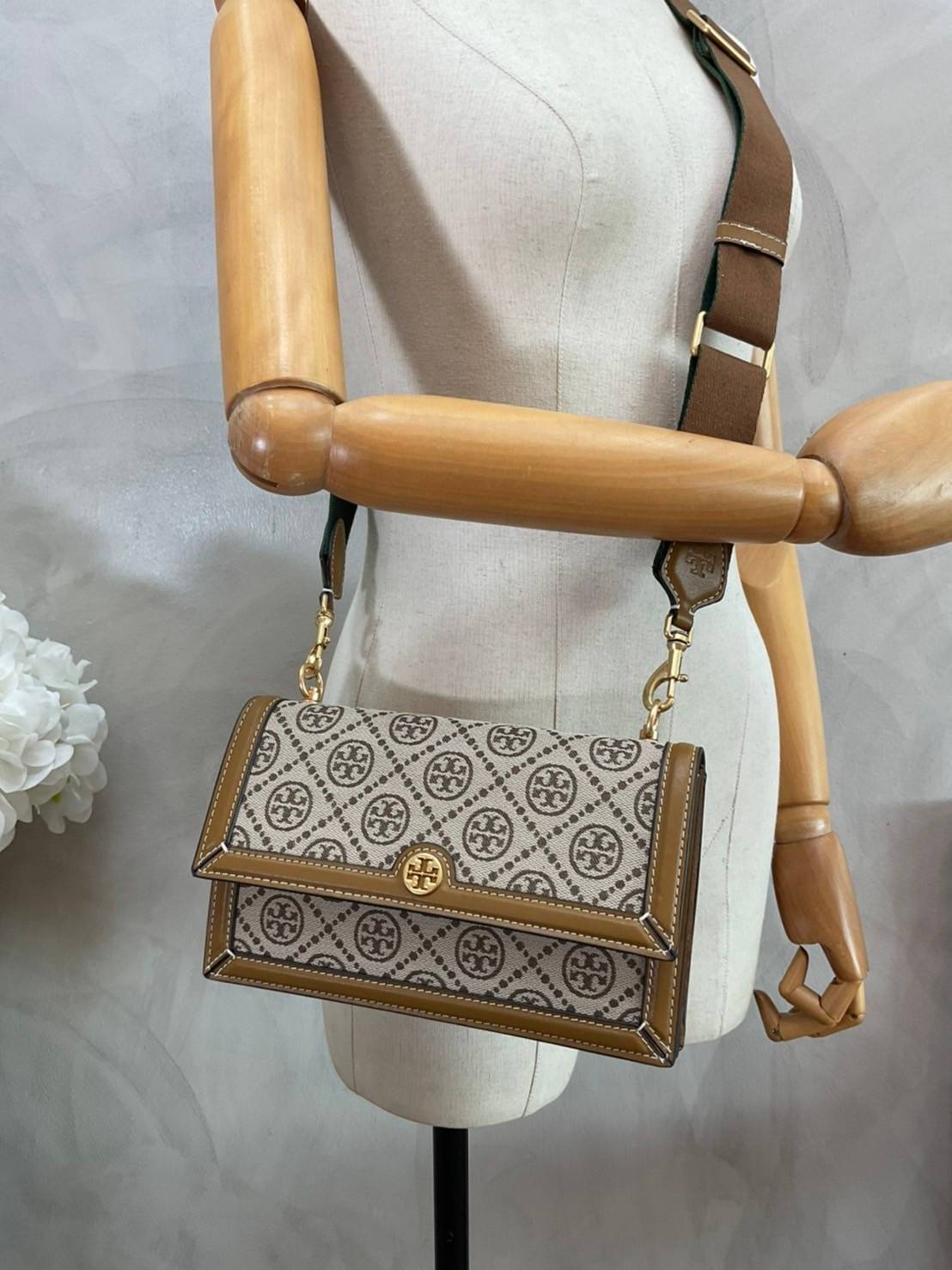 TORY BURCH 81000 MINI T MONOGRAM JACQUARD SHOULDER BAG คอลเลคชั่นฤดูใบไม้ผลิ 2021 กระเป๋าสะพายรุ่นใหม่จาก Tory Burch ดีไซน์สวยคลาสสิค แฝงไว้ด้วยความหรู ลวดลายผ้าแจ็คการ์ด T Monogram บนกระเป๋า Tory Burch นี้ เป็นการยกย่องให้กับงานควิลท์ชาวเพนซิลเวเนียดัตช์