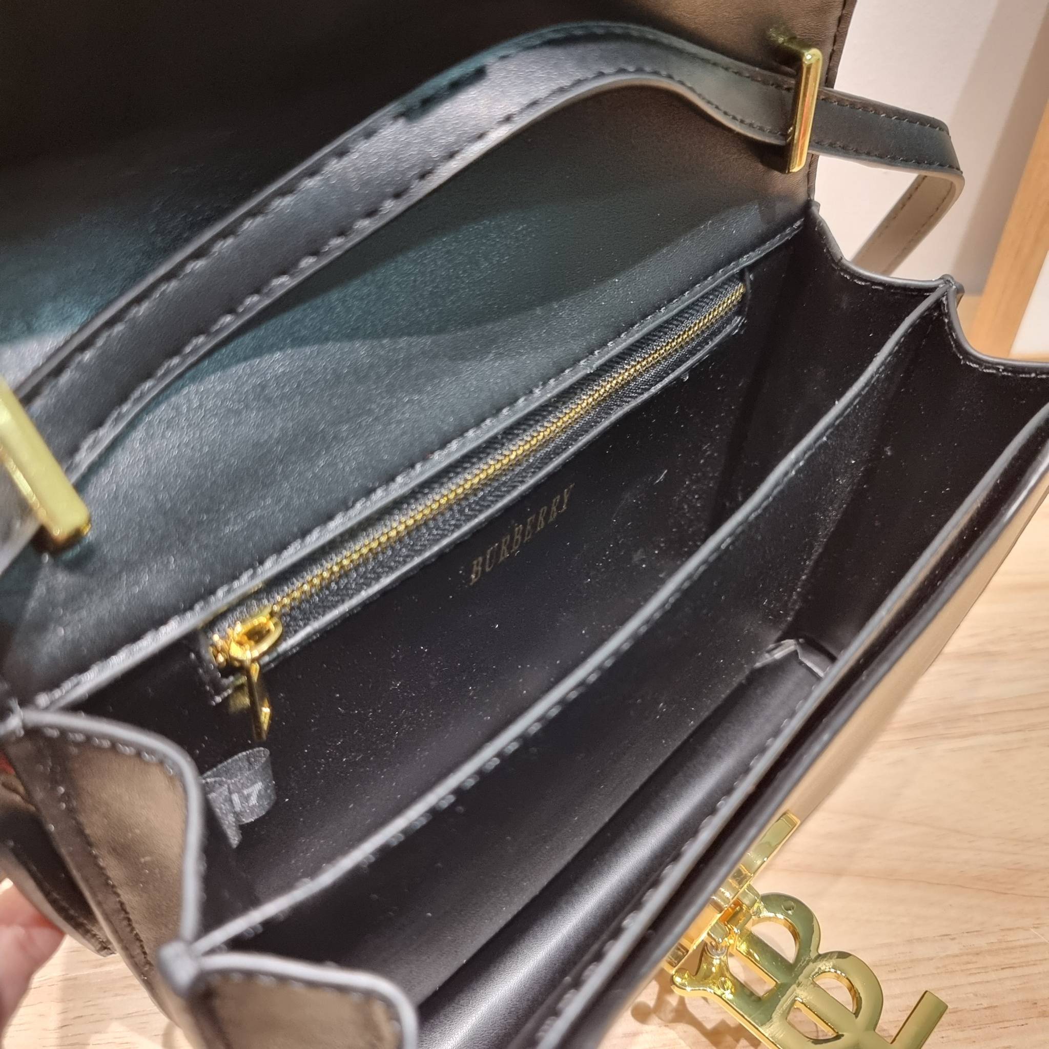 BURBERRY FRAGRANCES CROSSBODY BAG / BURBERRY SMALL CHECK CANVAS AND LEATHER TB BAG เบสท์ไอเท็ม!! คอลเลคชั่นที่ปังตลอดปี รอบนี้ออกแบบสไตล์ผู้ดีอังกฤษ เป็นเอกลักษณ์ london check โดดเด่น