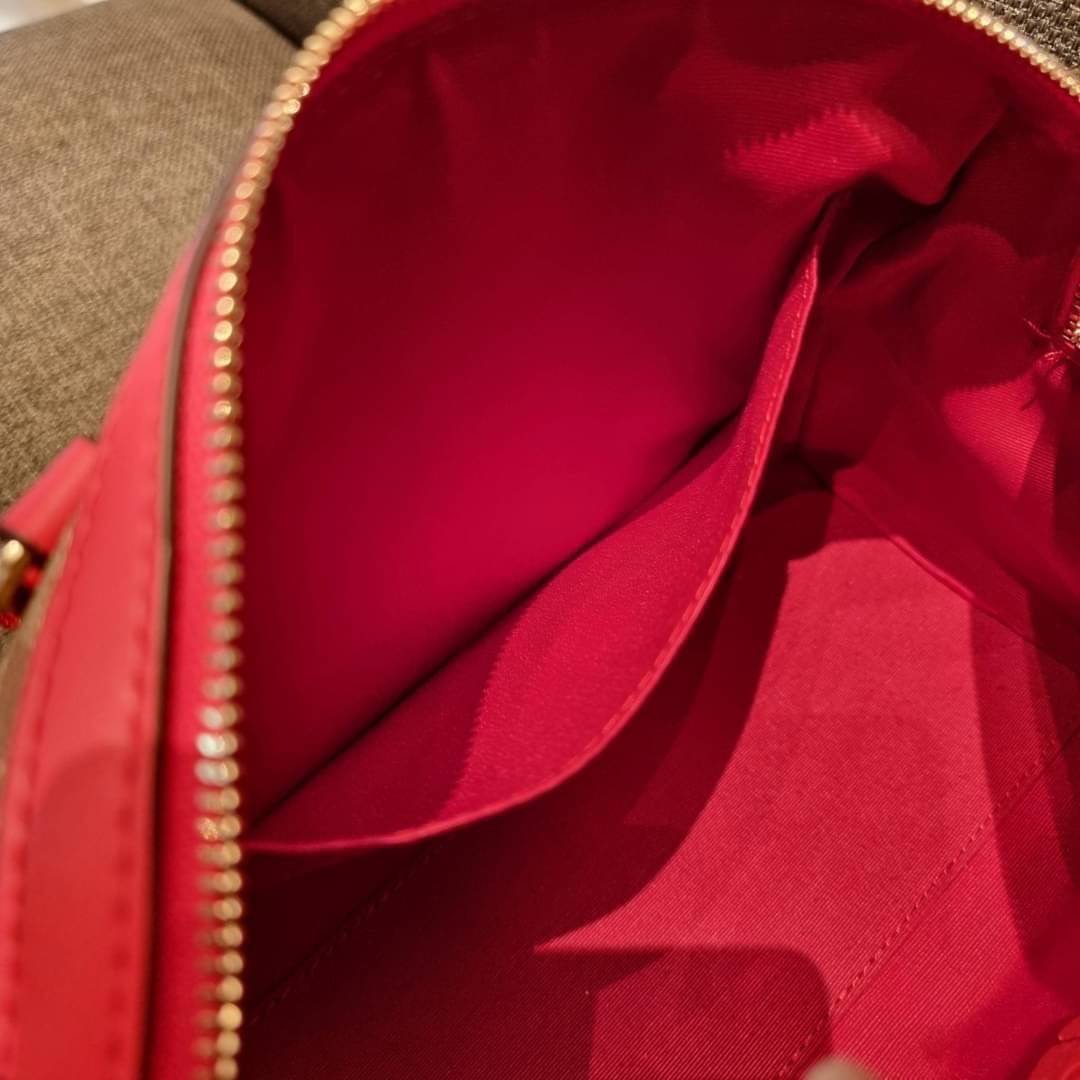 COACH F83607 ROWAN SATCHEL IN SIGNATURE CANVAS กระเป๋าทรงหมอนยอดฮิต คลาสสิคใช้งานได้ไม่มีเบื่อ มาครบสีขายดี ด้วยรูปทรงสวยงาม และใช้งานได้อย่างกระฉับกระเฉง วัสดุหนังแคนวาสเคลือบลาย ทนทาน ภายในโล่งกว้าง มีช่องซิปและแบ่งสัดส่วนได้ลงตัว บอกเลยว่าสาวๆพลาดไม่ได