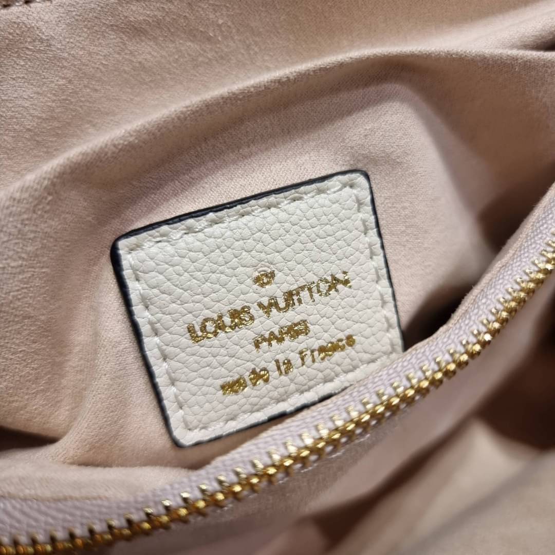 VIP 🥂 LV MADELEINE BAG ใหม่ล่าสุด อีกหนึ่งรุ่นคลาสสิคหายาก ที่สาวๆรอคอย กระเป๋าถือ/สะพายข้าง ดีไซน์เรียบง่าย แต่เต็มไปด้วยดีเทลความหรู วัสดุหนังวัวปั๊มลายเอกลักษณ์ เปิด‐ปิดด้วยอะไหล่กดล็อคสีทองหรู และมีพวงหนังห้อยพิเศษแถมมาให้ด้วย ภายในแบ่งสัดส่วน