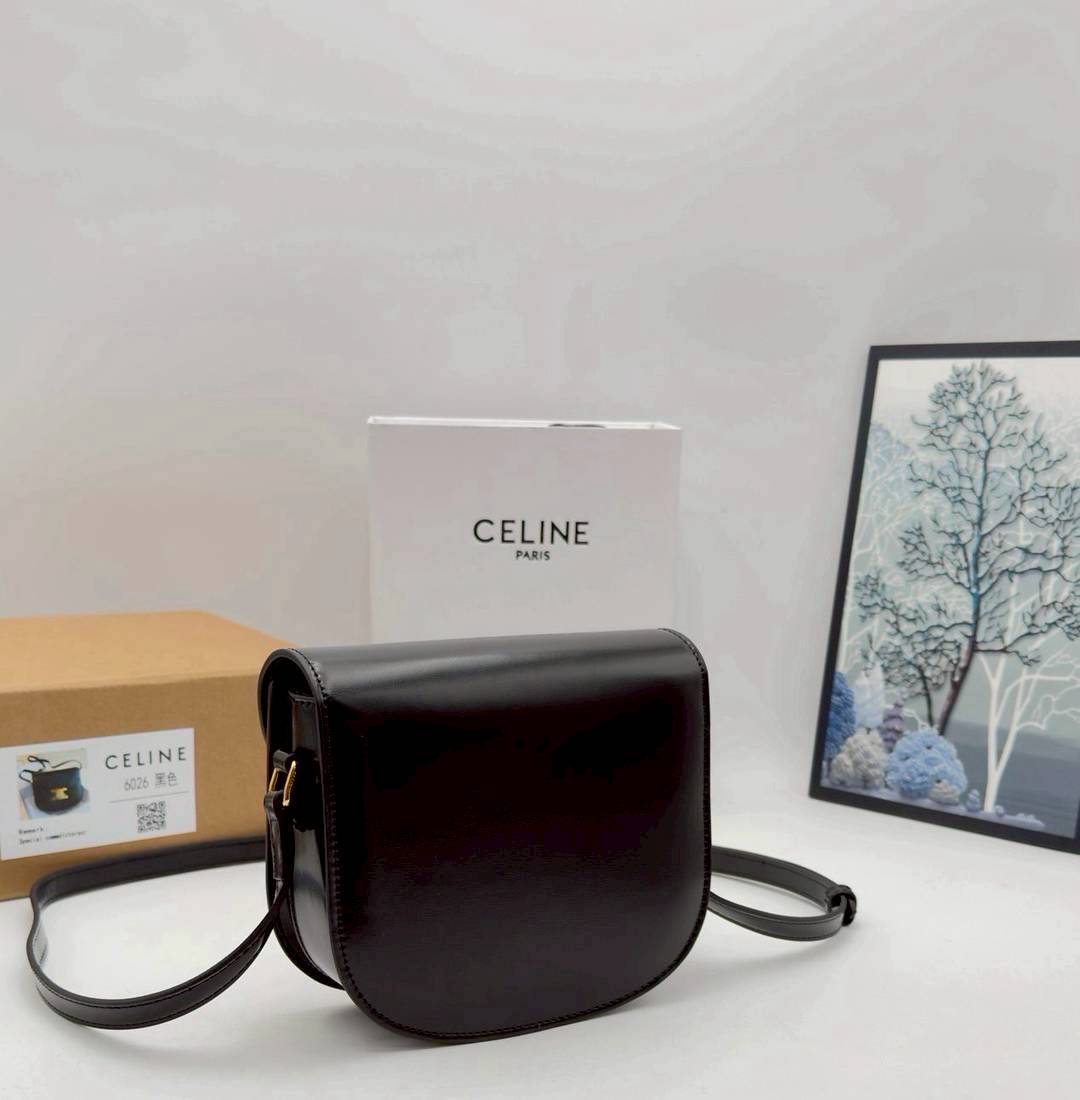 CELINE Teen BESACE in Triomphe canvas and leather กระเป๋าสะพายข้าง รูปทรงย้อนยุค สไตล์วินเทจลัคชู ภายในเป็นช่องโล่ง มีช่องย่อยให้อีก เป็นไอเท็มที่ควรต้องมีจริงๆ