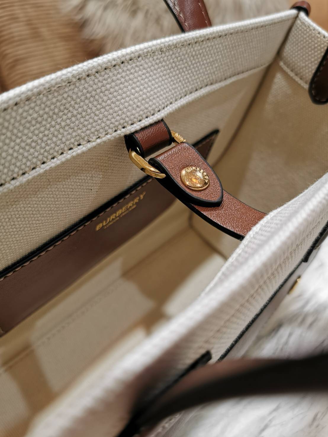 BURBERRY FRAGRANCES CROSSBODY BAG VIP GIFT WITH PURCHASE (GWP) พรีเมี่ยมกิ๊ฟ Limited Edition จาก BURBERRY PERFUME วัสดุ Canvas & Leather ทรงเหลี่ยม TwoTone ดีไซน์สวยอยู่ทรง ด้านหน้ามีช่องใส่ของ ภายในโล่งกว้าง สามารถใส่กระเป๋าสตางค์ยาว มือถือ ของใช้ได้เยอะ