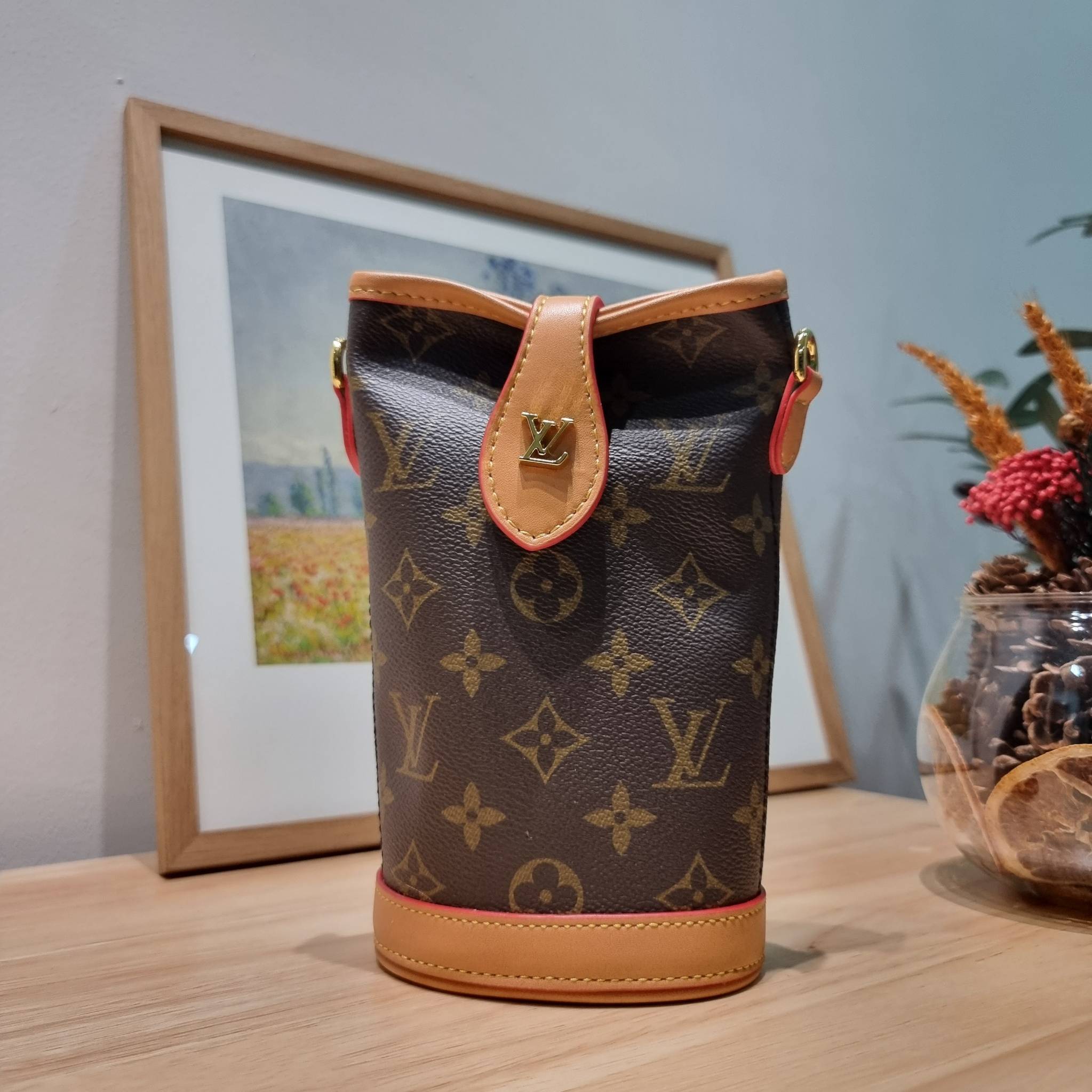 LV FOLD POUCH กระเป๋าสะพายไซส์มินิ น่ารักน่าใช้ มีความกะทัดรัด ไม่เกะกะ แต่สามารถใส่ของจำเป็นได้ ใส่โทรศัพท์ กระเป๋าสตางค์ใบเล็กได้ รูปทรงสวย วัสดุหนังแคนวาส ปากกระเป๋ามีกระดุมแม่เหล็กคาด ใช้งานได้สะดวกยิ่งขึ้น ภายในเป็นช่องโล่ง มาพร้อมสายครอสถอดออกได้ ปร
