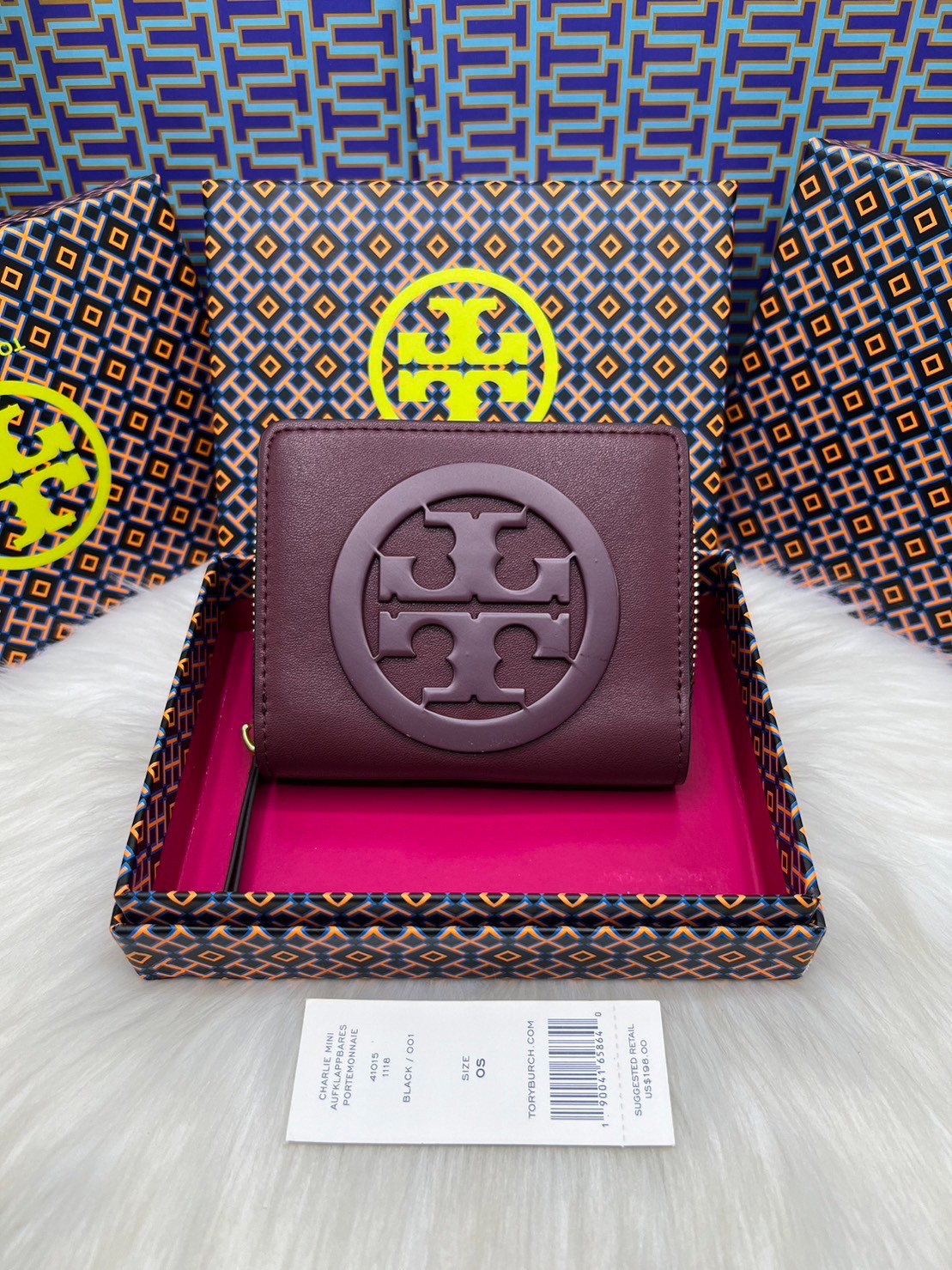 Tory Burch Charlie Mini Bi-fold Leather Wallet / Tory Wallet พร้อมส่ง กระเป๋าสตางค์ใบสั้น รุ่นใหม่ขายดี หรูหราทุกสี ดีไซน์คลาสสิค ขนาดกำลังพอเหมาะ โดดเด่นด้วยโลโก้