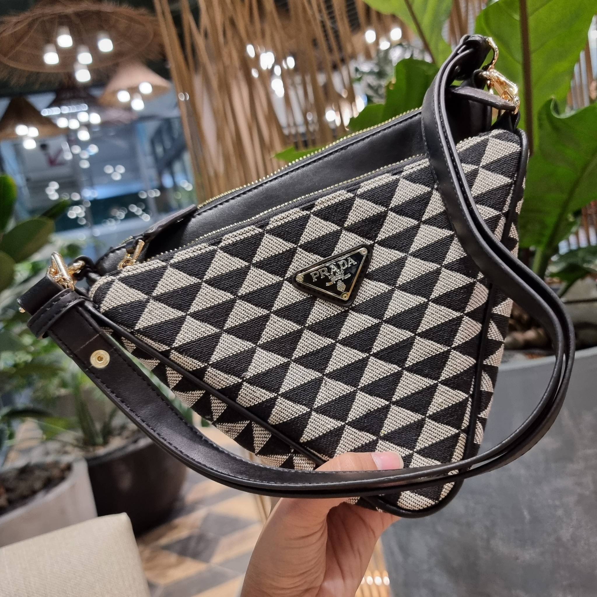 PRADA TRIANGLE BAG ล้ำกว่าใคร ใหม่กว่าใคร ไม่ต้องรอพรีฯ กระเป๋าสะพาย ดีไซน์ทรงสามเหลี่ยม ชิคๆคูลๆ ไม่มีใครเหมือน มีมาให้ถึง 2 ชิ้น วัสดุผ้า jacquard และหนังแท้ สวยคู่ สลับใช้ได้หลากหลายมากๆ เพราะยังมีสายสะพายมาให้อีกถึง 2 เส้น เกี่ยวคู่กันสะพายเท่ๆ หรือแย