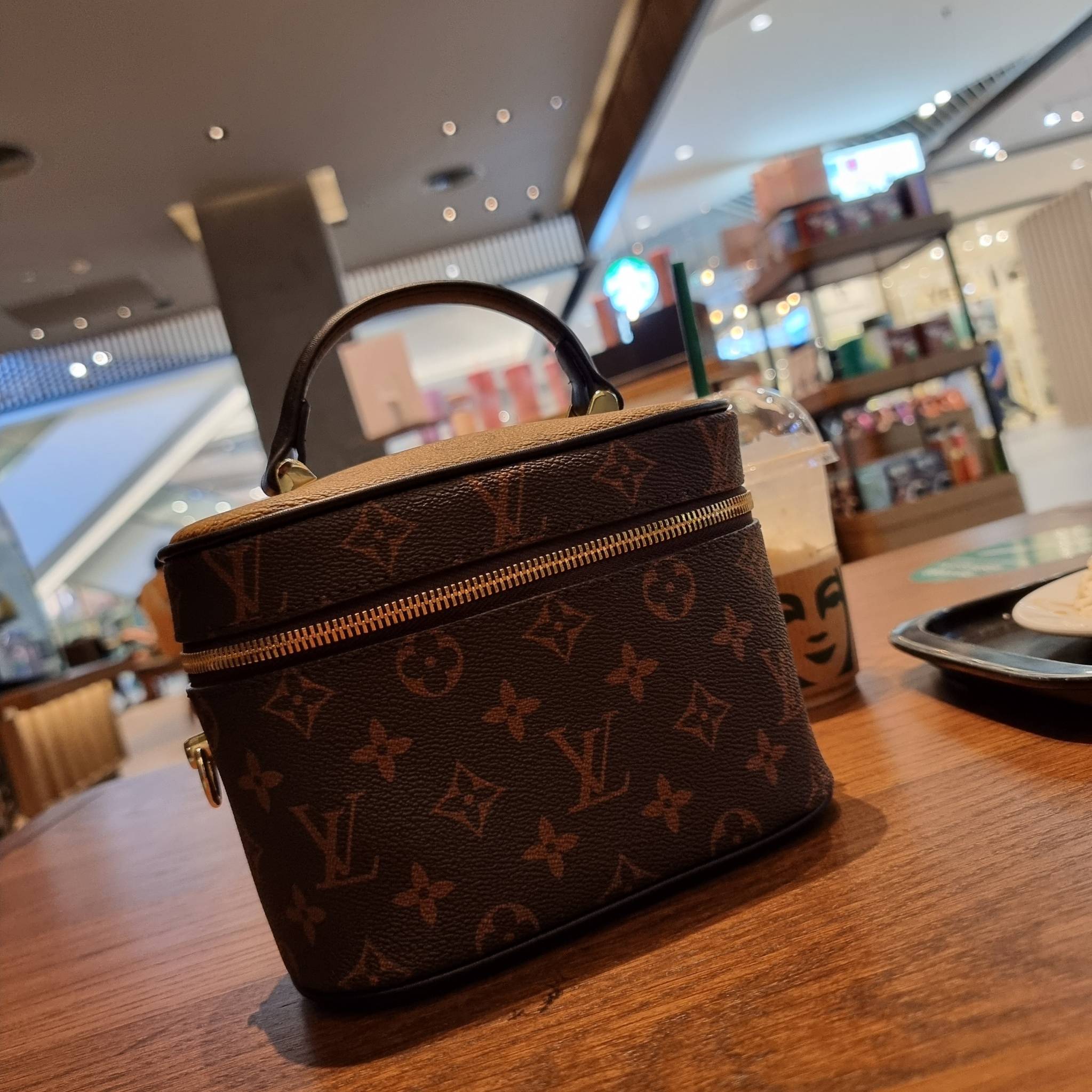 LV EXCLUSIVE VIP COSMETICS GIFT BOX กระเป๋าถือ/สะพาย สวยอยู่ทรง มาพร้อม box set สุดหรู adapt ใช้เป็นกระเป๋าเก็บเครื่องสำอางค์ ถือเชิดๆ หรือสะพายเลิศๆ ไปเที่ยว ไปไหนๆก็ดูแพง!! สวยจริงจัง!! พิเศษ!! มาพร้อมแม่กุญแจล็อคครบชุด และพวงหนังห้อย คุ้มมากๆแม๊!! ทุกด