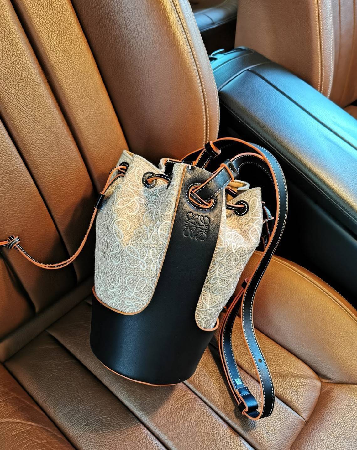 พรีเมี่ยมกิ๊ฟแท้ 100% 】LOEWE CROSSBODY ANAGRAM BUCKET BAG GIFT WITH PURCHASE (GWP) กระเป๋าถือหรือสะพายพรีเมี่ยมกิ๊ฟ Limited จาก LOEWE PERFUME DUTYFREE COUNTER รุ่นใหม่ล่าสุด Rare items หายากสุดเลอค่าวัสดุ Anagram Canvas ตัดหนังแท้ Calfskin สุดคลาสสิค