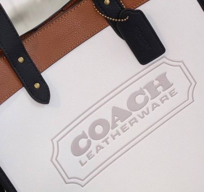 OUTLET 】FIELD TOTE 22 IN COLORBLOCK WITH COACH BADGE พร้อมส่งที่ไทย