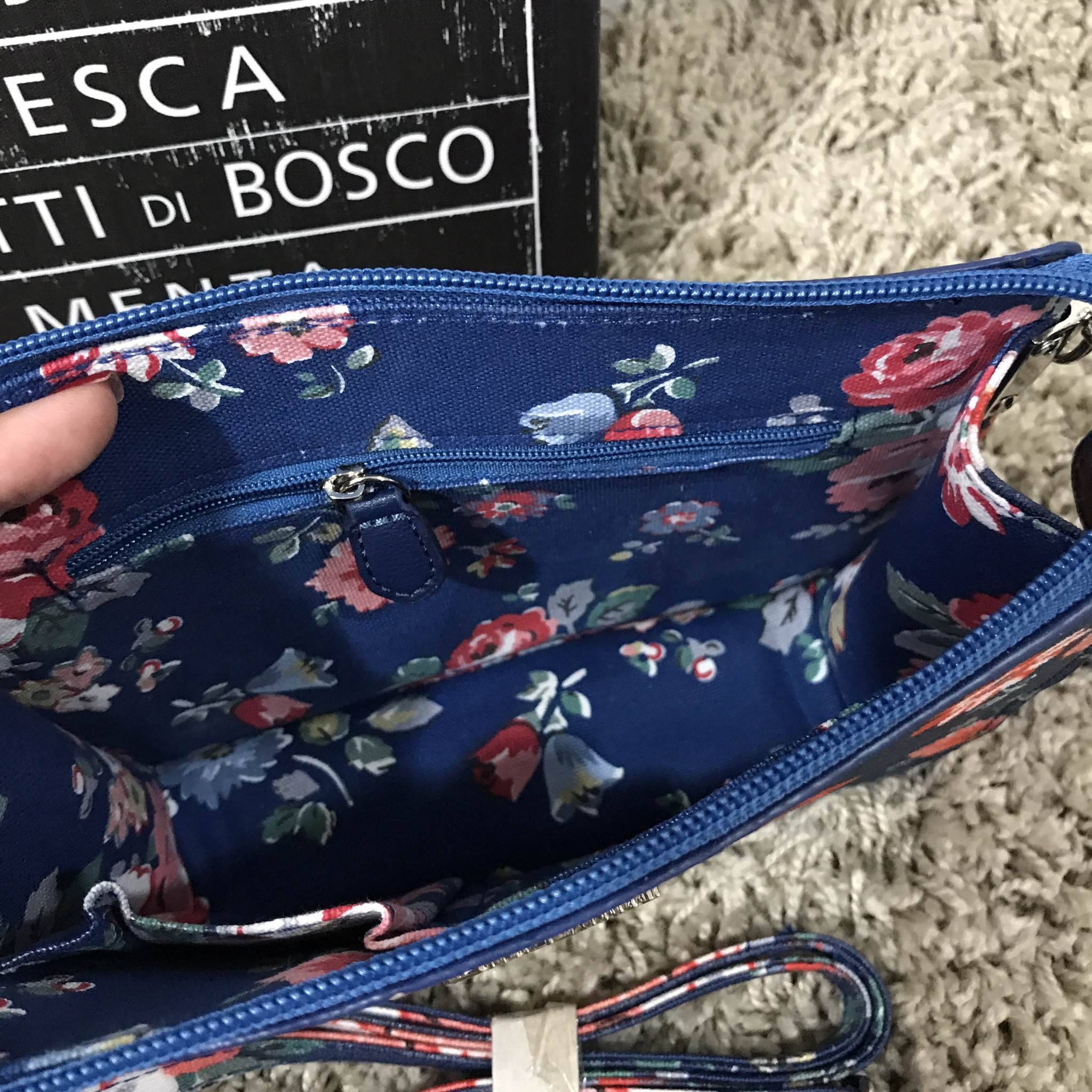 Cath Kidston mini pouch กระเป๋าขนาดน่ารัก ขนาดกะทัดรัดน่าใช้ค่ะ มาพร้อมสายสะพายยาวถอดออกได้ ใบนี้มีสายให้เลือกถึง 3 ลายค่ะ ตามแบบฉบับของ แบรนด์ Cath Kidston ค่ะ ใบนี้ปากกระเป๋ามีซิปค่ะ ด้านในบุผ้าสักหลาด สามารถใส่โทรศัพท์ iphone 7 plus ได้ค่ะ ด้านหลังมีช่