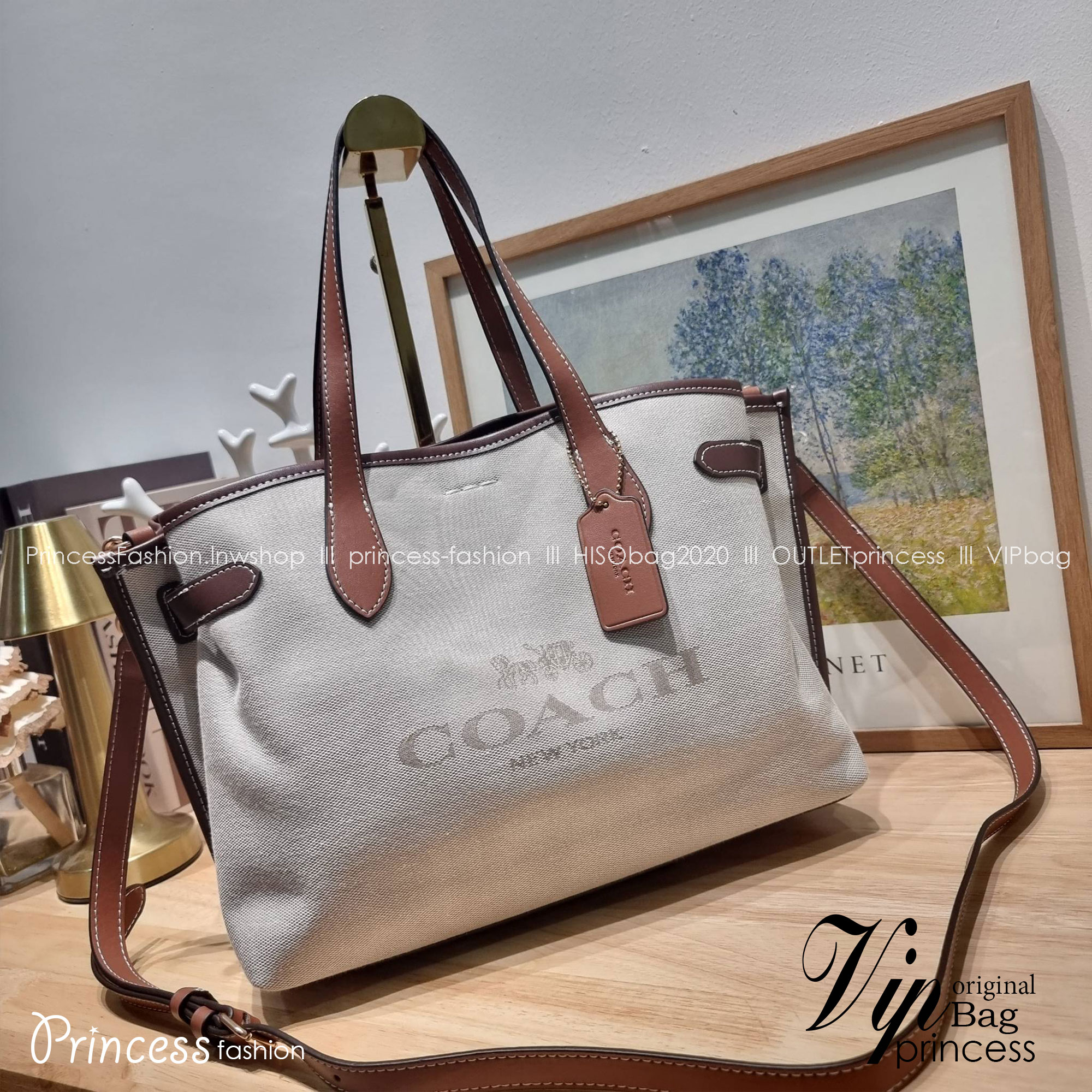 COACH CH189 HANNA CARRYALL น้องใหม่ เรียบหรู ดูแพง กับกระเป๋าถือ/สะพายทรงสวย โทนสีคลาสสิค ดีไซน์ตกแต่งสายคาดจับจีบข้างกระเป๋าเพิ่มดีเทล มาพร้อมหูจับในตัว