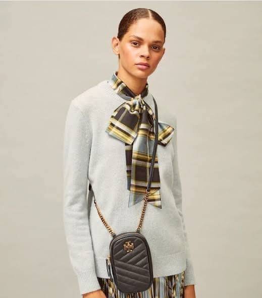 OUTTLET 】Tory burch kira chevron n/s crossbody bag กระเป๋าสำหรับใส่มือถือหรือของจุกจิกต่างๆ ได้กลายมาเป็นแฟชั่นสุดร้อนแรงแห่งปี คอลเลคชั่นนี้ออกมาเพื่อเอาใจสาวๆโดยเฉพาะ สีสันสุภาพเพื่อให้แมทช์กับสีสันของเสื้อผ้า ได้ง่าย ภายในยังสามารถแบ่งสันปันส่วนไว้สำหร