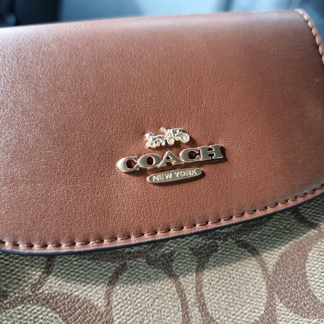COACH RACHEL PHONE CROSSBODY IN SIGNATURE CANVAS พร้อมส่ง กระเป๋าสะพาย case phone ต้องมา ให้คุณพกพา gadget ล้ำไปได้ทุกที่ ใส่โทรศัพท์มือถือได้ทุกรุ่น ดีไซน์ใหญ่กว่าเดิม