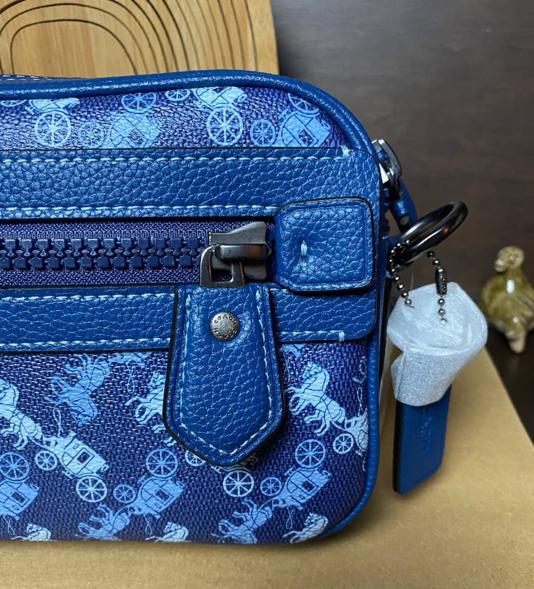 COACH ACADEMY CROSSBODY WITH HORSE AND CARRIAGE PRINT (COACH 89084) ผ้าใบเคลือบพิมพ์ลายและหนังกรวดขัดเงา ภายในกระเป๋ามัลติฟังก์ชั่น| ปิดด้วยซิป ซับในผ้า ด้านนอกมีซิปและกระเป๋าสลิป สายสะพายถอดได้