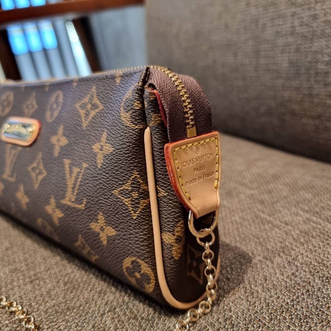 LV CROSSBODY CLUTCH BAG WITH CHAIN / LV Eva Clutch Crossbody Bag กระเป๋าสะพายวีไอพีพรีเมี่ยม วัสดุหนังแคนวาสคุณภาพ โลโก้เพลทอะไหล่ทอง คมชัด หรูหรา เปิด-ปิดกระเป๋าด้วยซิป ภายในเป็นช่องโล่ง ใส่ของใช้สำคัญได้สบายๆ มือถือ พาวเวอร์แบงค์ เครื่องสำอางค์ ของจุกจิ