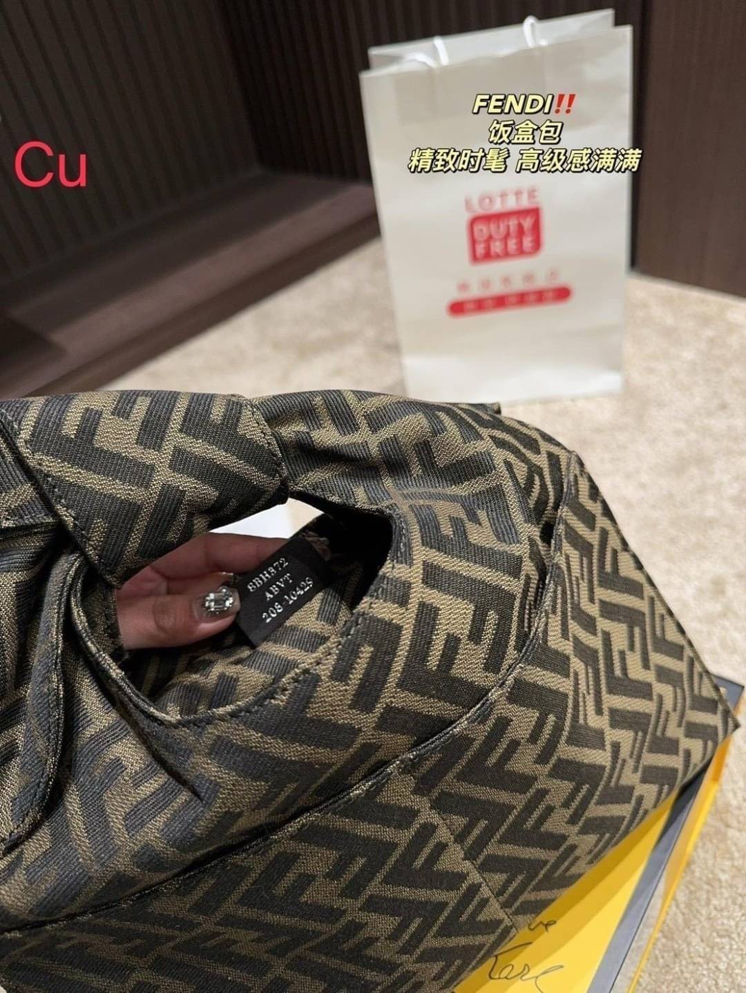 FENDI Shopper Brown FF jacquard bag กระเป๋าทรงช็อปเปอร์ลายโมโนแกรม ดีไซน์ไม่ซ้ำใคร จุของได้สบายๆ ภายในโล่งกว้าง ใส่ของจำเป็นได้ครบ เหมาะมากกับ short vacation ในวันสบายๆ ชิลๆ ราคาน่ารักสุดคุ้ม ห้ามพลาดเลยน้า!!