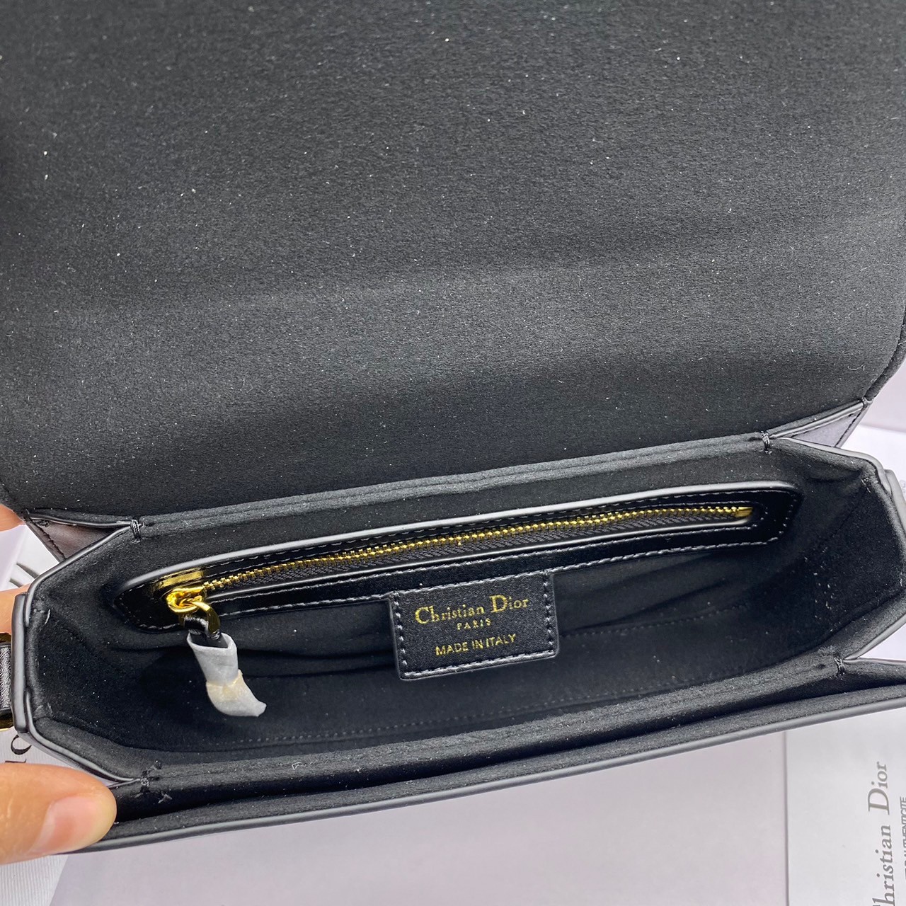 DIOR CD Signature Bag with Strap / CD OVAL CAMERA BAG / Dior Camera Bag ดีไซส์ใหม่ล่าสุด บ่งบอกถึงความหรู แต่ใช้งานได้โอกาส ใช้ได้ทั้งชายหญิง กระเป๋าสะพายทรงกล้อง ขนาดกะทัดรัด ไซส์สะพายคล่องตัว สีผู้ดีมากๆ