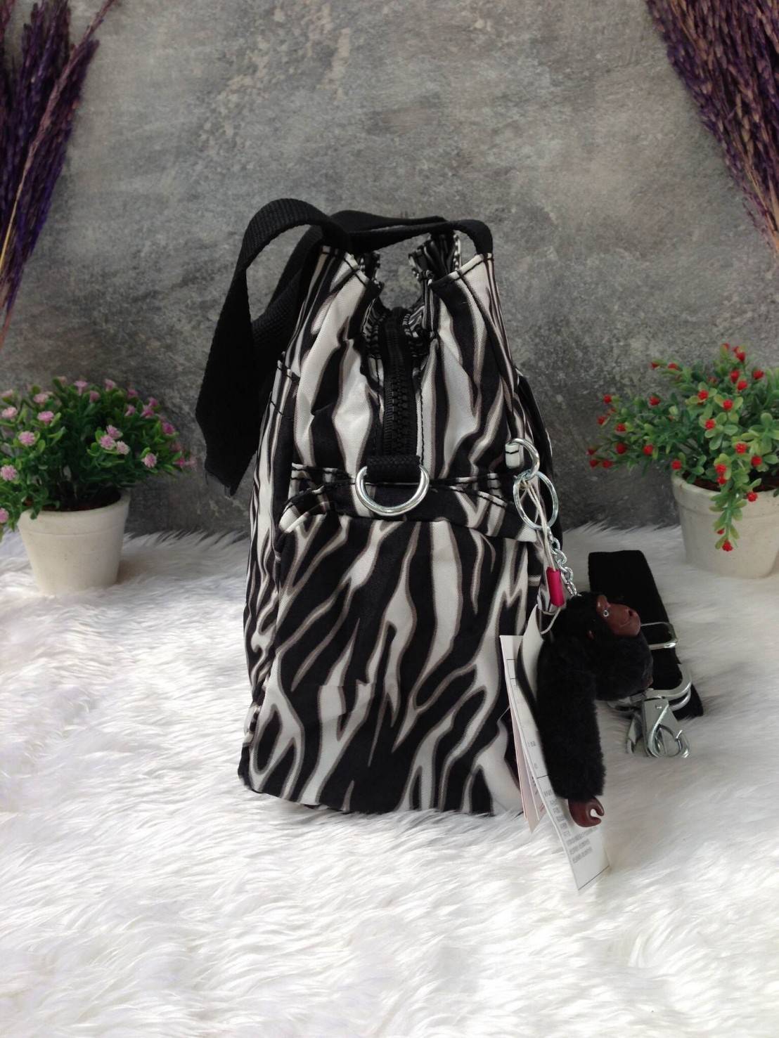 KIpling Felix Large Handbag Bag กระเป๋าถือหรือสะพายสไตล์ลำลองวัสดุ Nylon + Polyester 100% น้ำหนักเบามีหูหิ้วเเละสายสะพายยาวเลื่อนปรับระดับได้ถอดได้ เปิดปิดด้วยซิปสะดวกใช้ โลโก้เเบรนด์ มีช่องแบ่งถึง3ช่องเเยกเป็นสัดส่วน ด้านหน้าและด้านหลังมีช่องใส่ของเปิดปิ