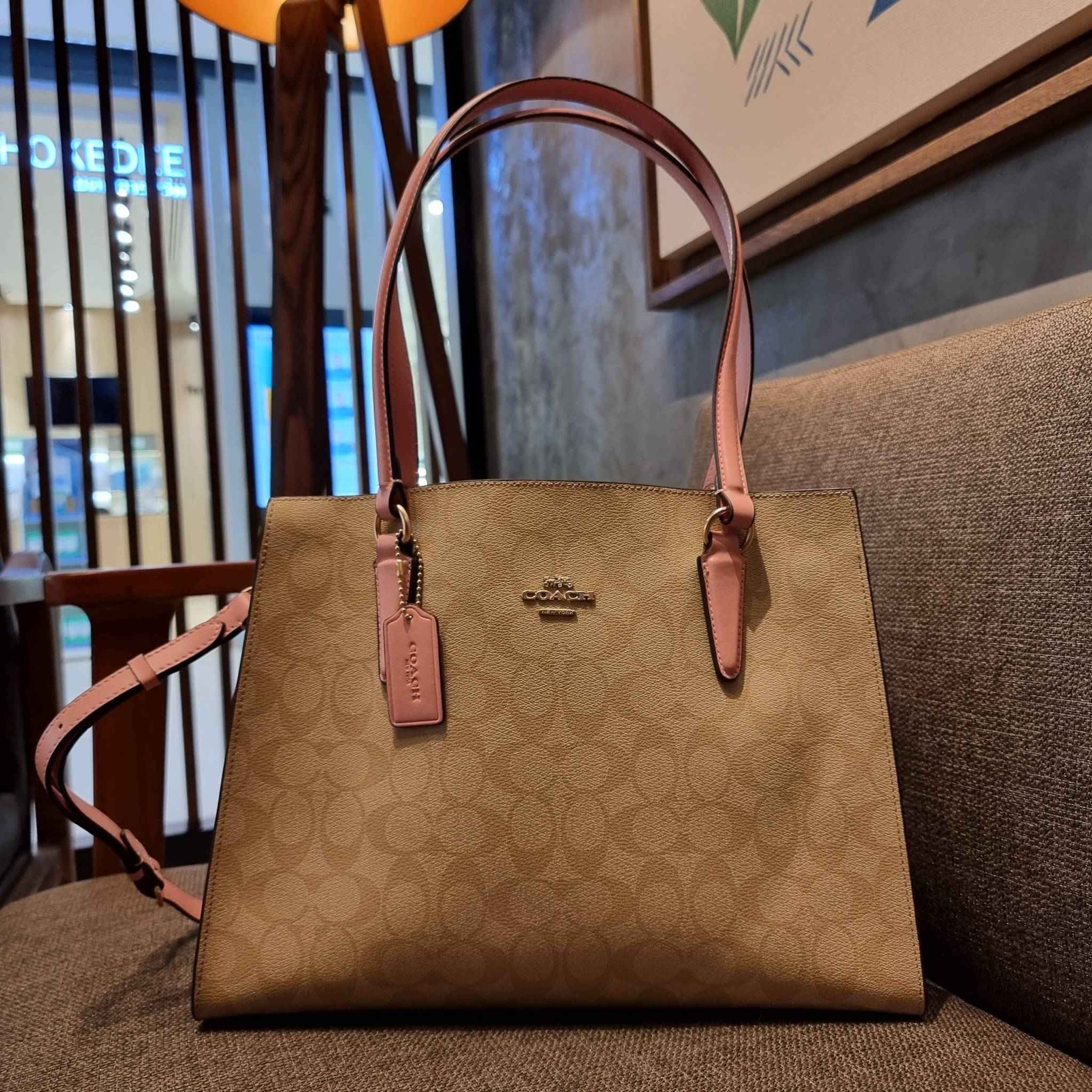 COACH C4075 TATUM CARRYALL IN SIGNATURE CANVAS คอลเลคชั่นใหม่ล่าสุด จัดมาให้ได้สวยก่อนใคร สวยหรูทุกสี!! ลุคผู้ดีต้องมาอีกหนึ่ง กระเป๋าสะพายทรงสวย ที่มาพร้อมสายสะพายไหล่ในตัว และสายครอสบอดี้สำหรับสะพายข้าง วัสดุหนัง crossgrain สวยคมมากๆ ตัวกระเป๋าถูกแบ่งเป