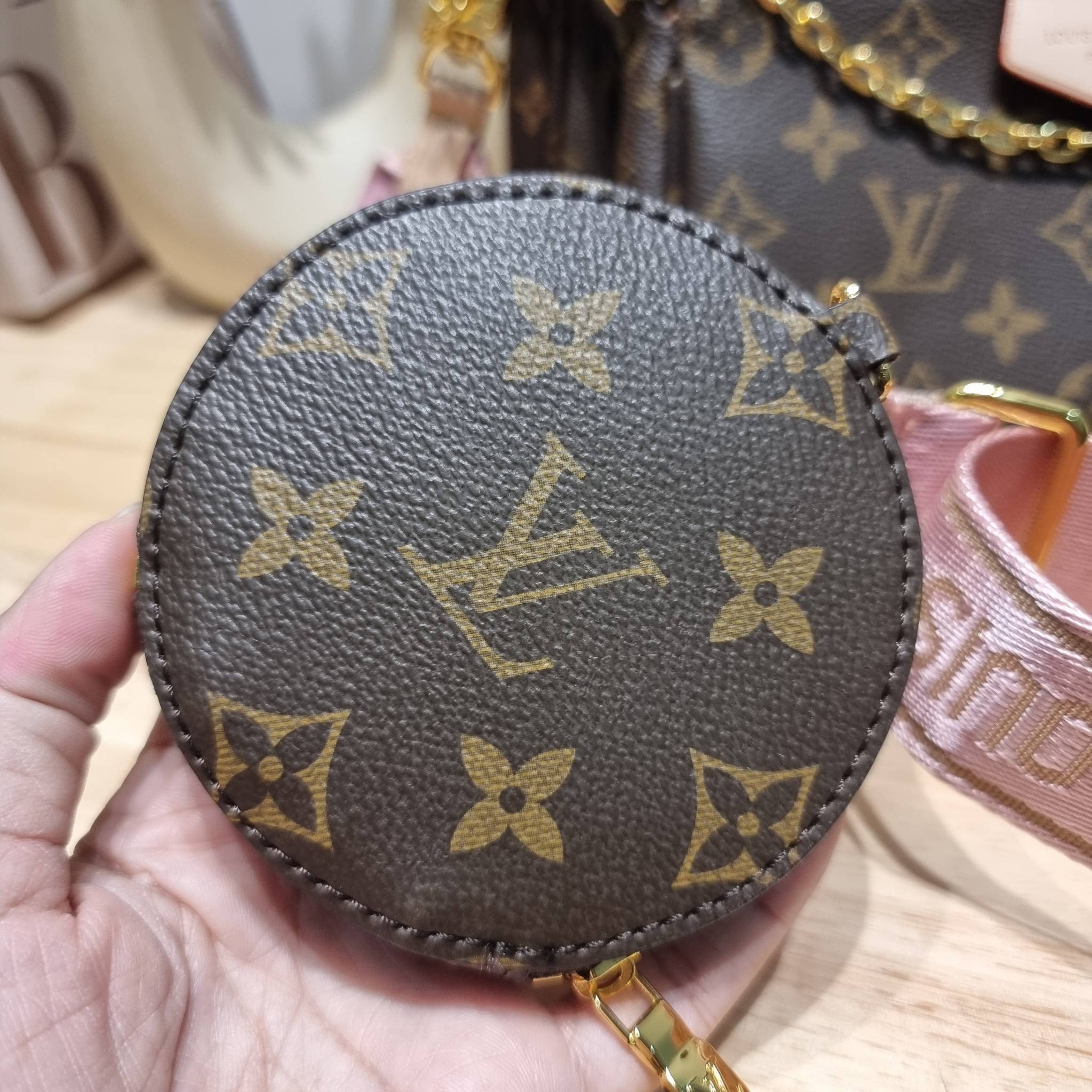 Set 4 ชิ้น LV Multi Pochette Bag New in!! กับ box set ชวนสะสม ที่จับเอารุ่นยอดฮิต มามิกซ์รวมกับไอเท็มสุดคุ้มของมันต้องมี!! จัดเรียงให้อยู่ในกล่องสุดหรู ไม่ว่าจะตัวกระเป๋า กระเป๋าสตางค์ กระเป๋าจิ๋ว ใบไหนๆก็นำมาใช้งานได้จริง คุ้มค่ามากๆ แถมฟรี! ริบบิ้นลายลิ