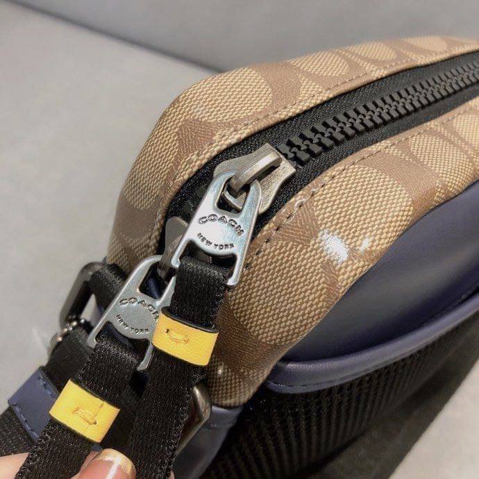 COACH EDGE CROSSBODY IN SIGNATURE CANVAS กระเป๋าสะพายครอสบอดี้ร์ วัสดุหนังแท้ หนังนิ่มอย่างดีค่ะ ด้านหน้ามีช่องซิปซ่อนให้หนึ่งช่อง เปิดปิดช่องหลักแบบซิปคู่ภายในกว้าง ใส่ของได้จุเลยนะคะ มีช่องซิปและช่องเล็กให้อีก2ช่อง;ด้านหลังกระเป๋าเป็นช่องโล่งใส่ของอีกช่
