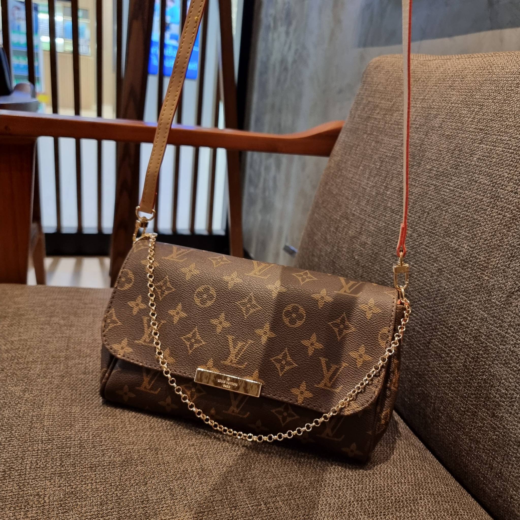 LV CROSSBODY CHAIN BAG rare item!! วัสดุหนังแคนวาส คมชัด หรู เปิด-ปิดกระเป๋าด้วยแถบแม่เหล็ก ภายในเป็นช่องโล่ง ใส่ของใช้สำคัญได้สบายๆ มือถือ พาวเวอร์แบงค์ เครื่องสำอางค์ ของจุกจิกได้หมดจ้า มาพร้อมสายสะพายโซ่ และสายสะพาย crossbody ถอดออกได้ พร้อมเสิร์ฟความส