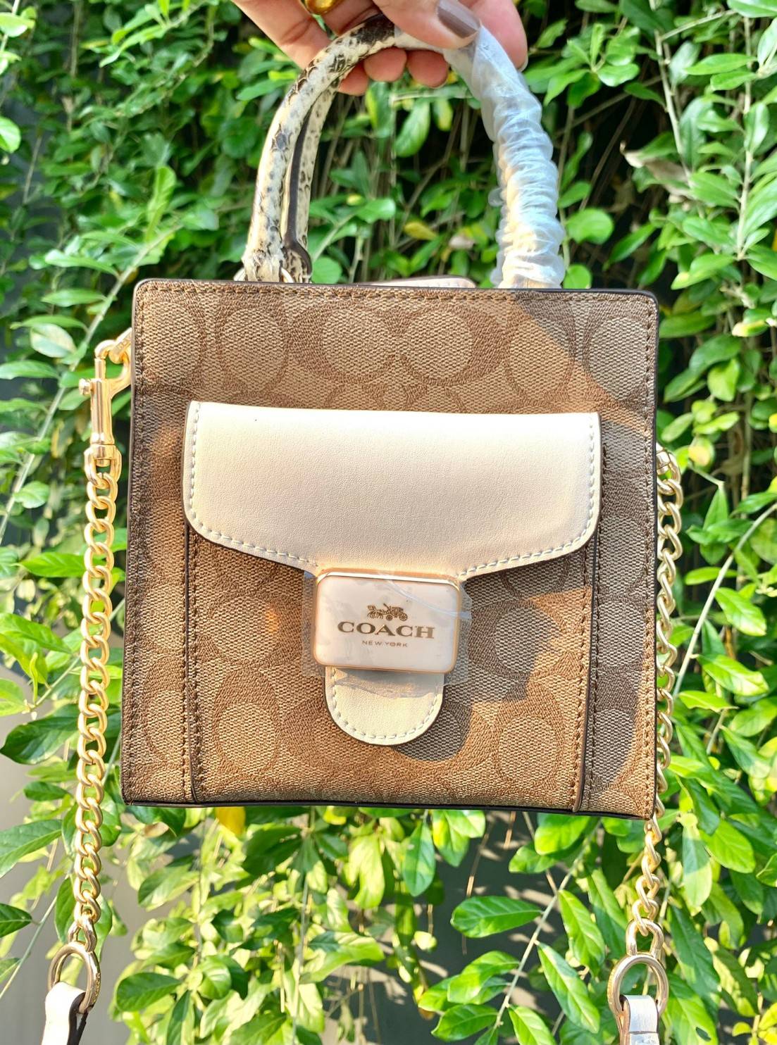 น้องเข้าใหม่ ไม่มีไม่ได้แล้ว ต้องรับไปดูแลเลยค่าา❤️ COACH MINI PEPPER CROSSBODY IN SIGNATURE ((C7227)) 📣พร้อมส่งที่ น้องใหม่ล่าสุดค่าา! กระเป๋าสะพายครอสบอดี้ร์ หรือหิ้วออกงานก็สวยไม่น้อยทีเดียวค่ะ หนังแท้นิ่มสวย หูหิ้วและด้านข้างกระเป๋าทำลา
