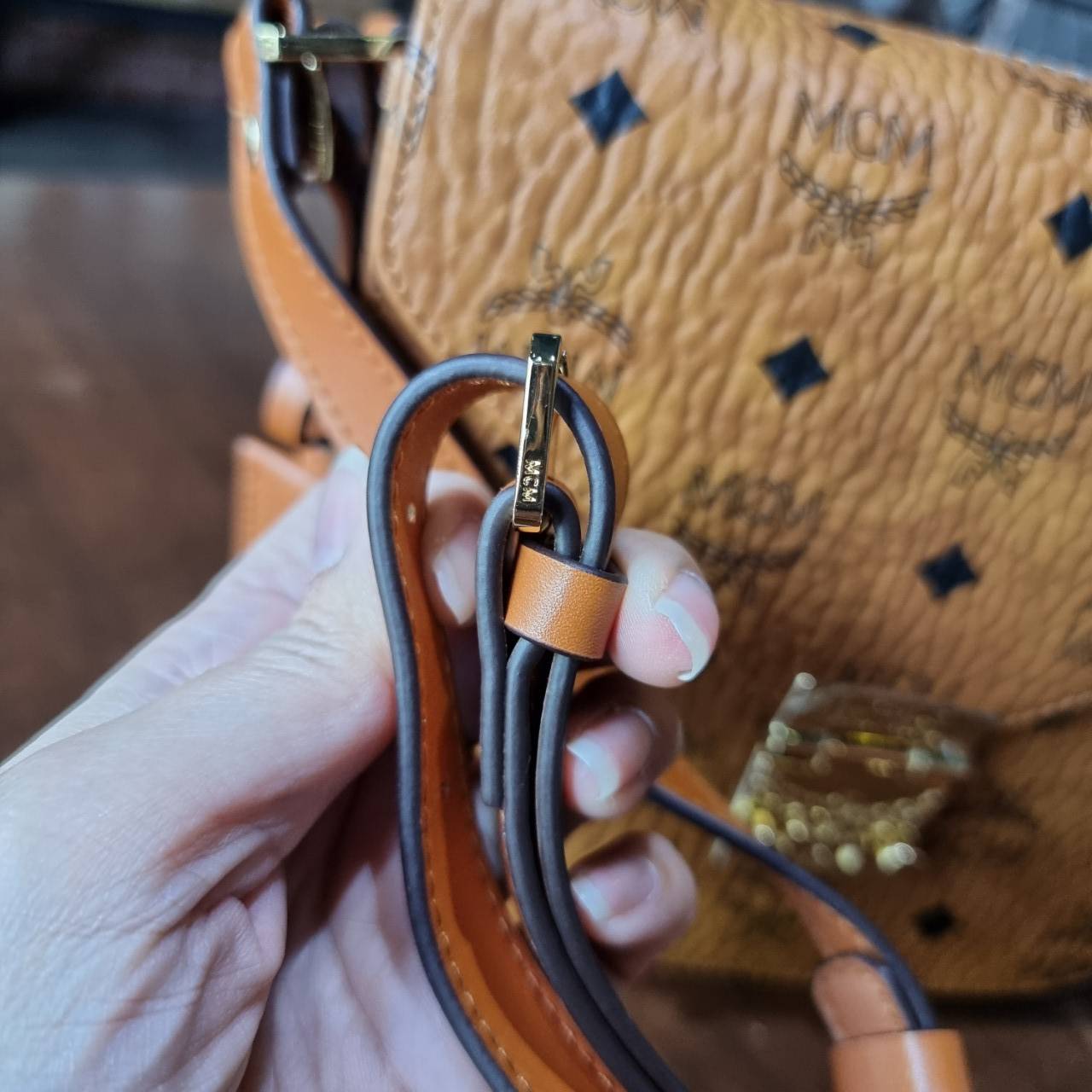 M.C.M PATRICIA SHOULDER BAG IN VISETOS กระเป๋าสะพายไหล่/ข้าง ดีไซน์ได้อย่างมีสไตล์ ดูมีสเน่ห์ด้วยทรงกระเป๋าที่โค้งบริเวณฐาน ให้ความรู้สึกนุ่มนวลมากขึ้น ใบนี้แมทช์ได้กับทุกลุค เท่ๆ casual หรูหรา หวานๆ ก็ทำให้โดดเด่นได้ด้วยไอเท็มนี้ วัสดุหนังแคนวาสคุณภาพดี 