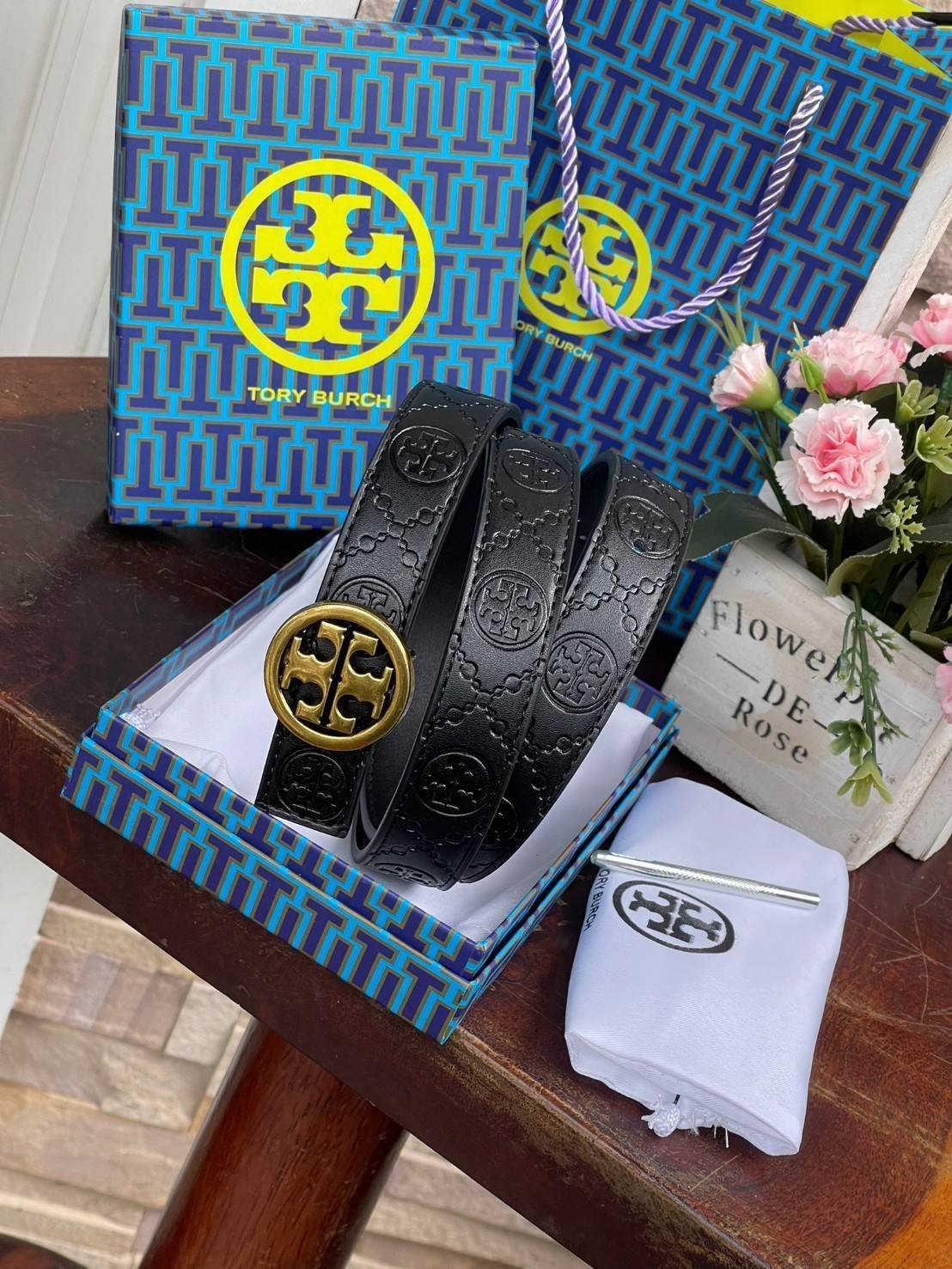 Tory burch Midnight with Tag Logo Monogram Embossed Leather Belt เป็นเข็มขัดที่ตอบโจทย์ของคุณได้อย่างลงตัวทุกสไตล์การแต่งตัว ไม่ว่าจะใส่คู่กับเดรสหรือกางเกงยีนส์ก็ดูดีทีเดียว เพราะหัวเข็มขัดโดดเด่นด้วยดีไซน์ทรงกลมรูป Double T ที่เป็นสัญลักษณ์ประจำแบรนด์ ส