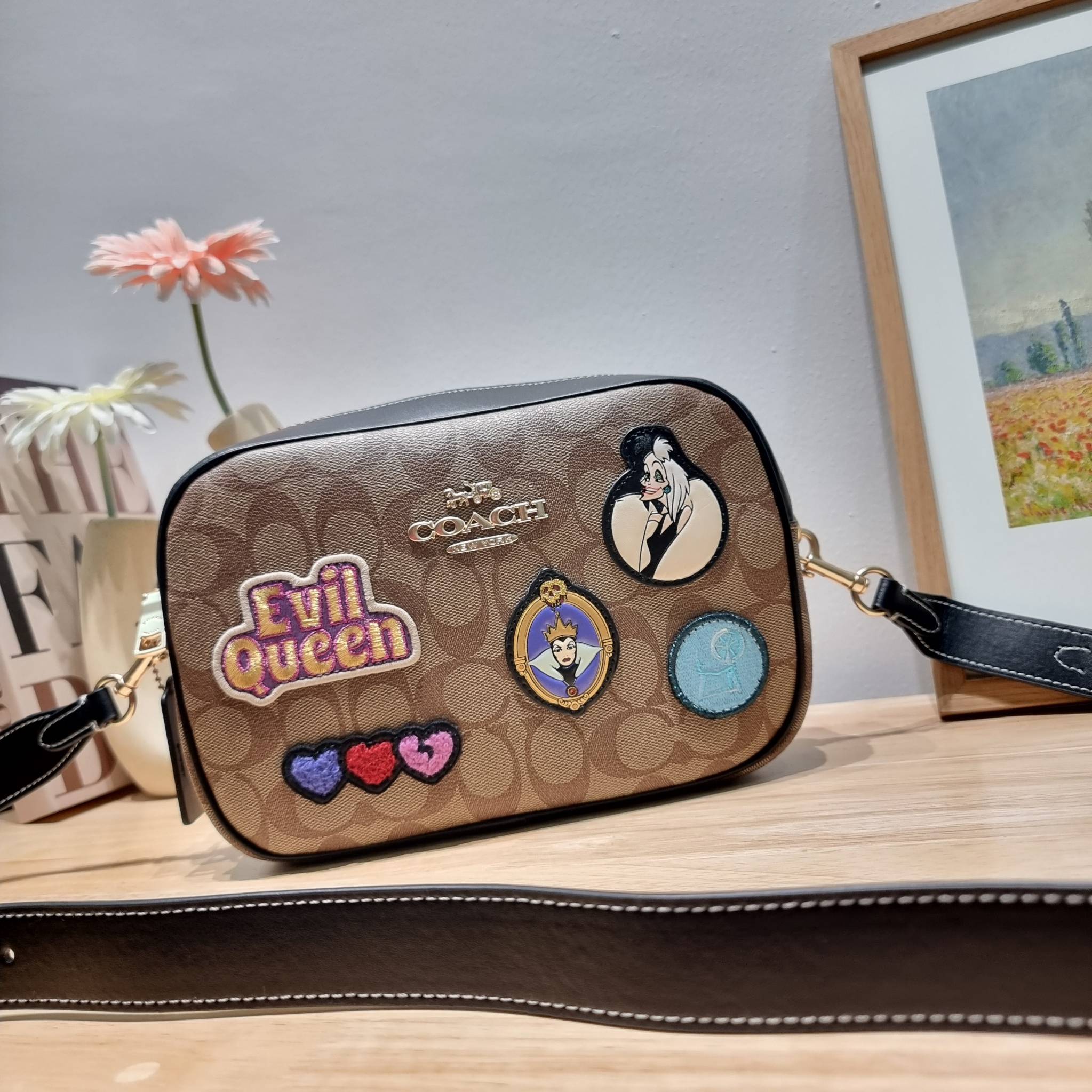 Coach Disney X Coach Jamie Camera Bag In Signature Canvas With Patches CC151 คอลใหม่ เอาใจสายยัยตัวร้าย ดีไซน์รวมเหล่าตัวแสบจากดิสนีย์ กับกระเป๋าสะพายข้าง สวยอยู่ทรง โดดเด่นด้วยลวดลายบนผืนหนัง วัสดุหนังแคนวาสตัดสลับหนังแท้ เปิด-ปิดด้วยซิป ใช้งานง่าย ดูผู้