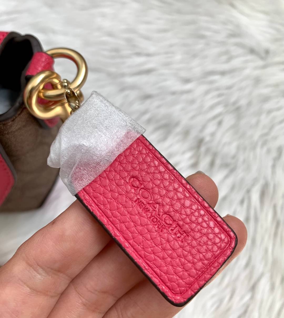 คอลเลคชั่นใหม่ ทั้งสวยทั้งคุณภาพค่ะ😘 COACH KARLEE CROSSBODY BAG 💐พร้อมส่ง ได้ไปไม่ผิดหวังแน่นอนค่ะ! สวยๆแบบคนดังระดับโลกกันค่าา กระเป๋าสะพายแบบครอสบอดี้ร์ หนังแท้นิ่มสวยงามมากๆค่ะ รูปทรงน่ารักกระทัดรัด เปิดปิดกระเป๋าแบบหมุนล็อค ภายในสามารถ