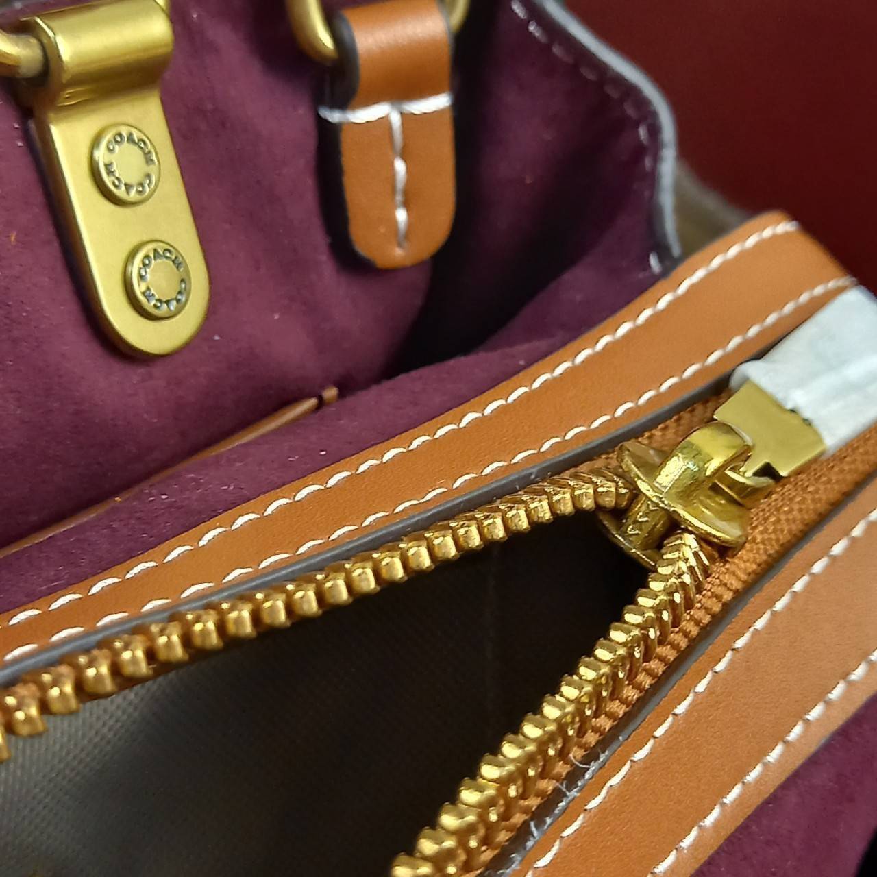 OUTLET 】COACH ROGUE 25 IN COLORBLOCK (C5575) ที่สุดแห่งความหรูหรา สุดคลาสสิค 🌺กระเป๋าหนังแท้คุณภาพเยี่ยม สัมผัสนิ่มละมุนจนต้องหลงรัก ด้านข้างเพิ่มความสวยเก๋ด้วยหนังกลับ อยู่ทรงสุดสวย น่าใช้ น่ามอง จนใครๆต้องเหลียวหลังตาม//ด้านในมี 2 ช่องกว้าง กับอ