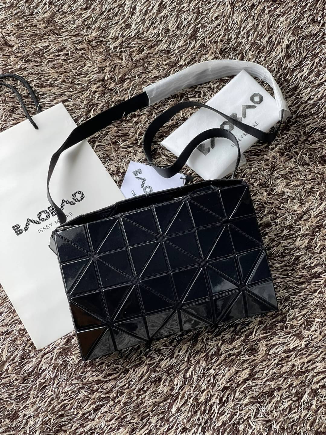 BAOBAO Issey Miyake CARTON GLOSS SHOULDER BAG มาในไซส์ขนาดกะทัดรัด โดดเด่นด้วยดีไซน์อันเป็นเอกลักษณ์ของแบรนด์ ที่สำคัญน้ำหนักเบา