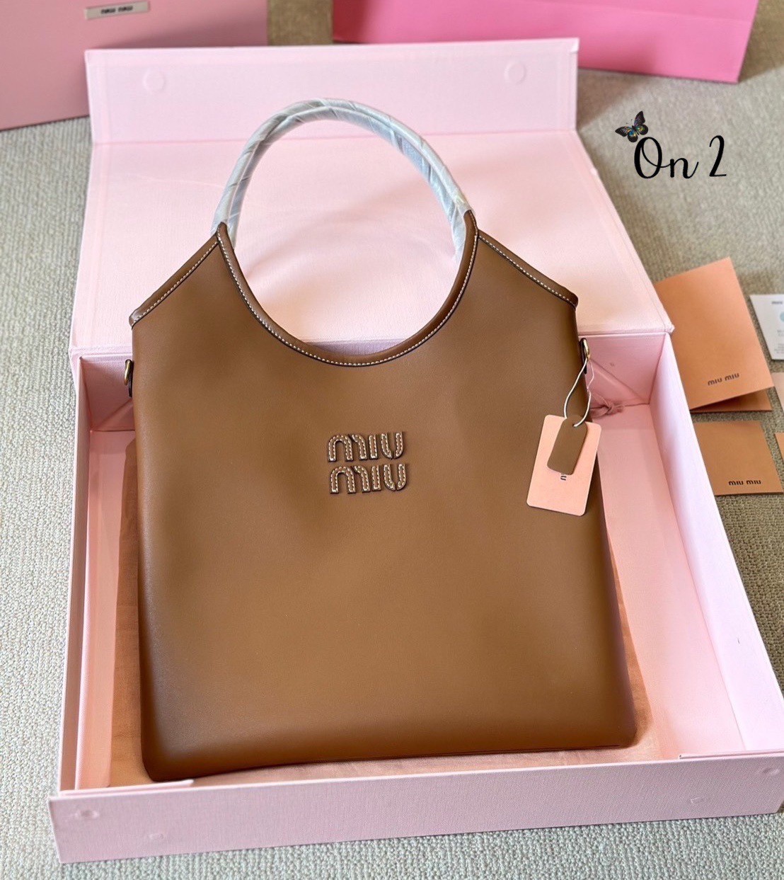 พร้อมส่ง 2 สี MIU MIU IVY leather bag / MIU MIU TOTE BAG กระเป๋าถือทรงโท้ทใบใหญ่ทรงสูงคอลใหม่ งานหนังเรียบเต็มใบ มีความยูนิค ใช้งานได้หลากหลายใช้ได้จริงสวยเรียบหรู จับแมตช์ง่าย สวยงาม