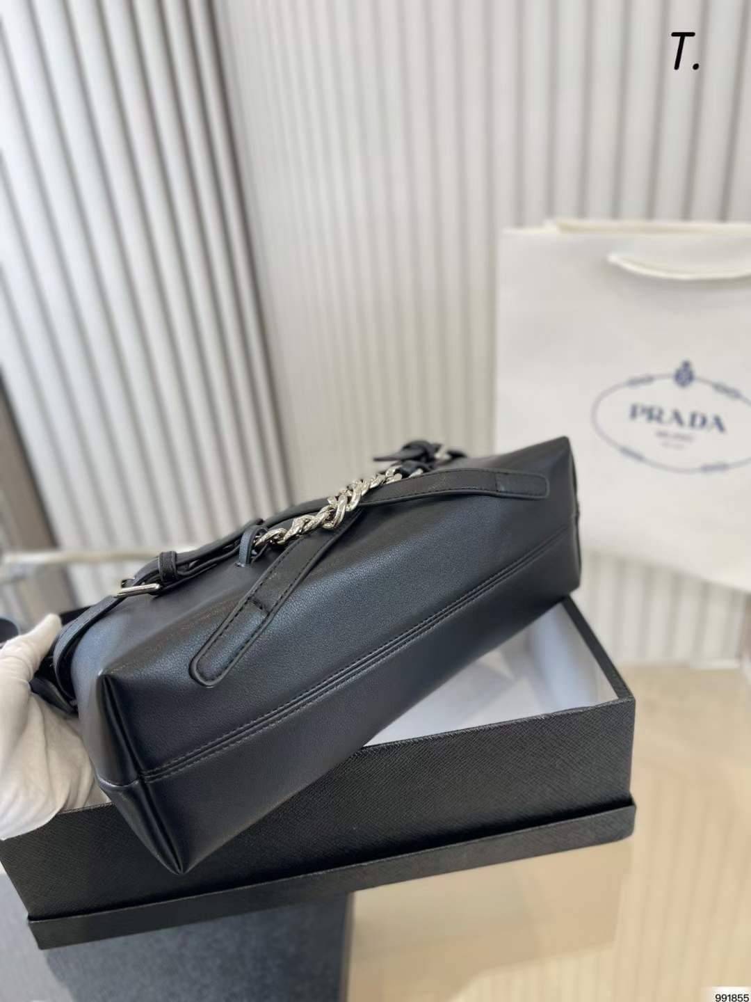 PRADA SHOULDER LEATHER BAG พร้อมส่งที่ไทย เข้าใหม่ สวยหนักมากก จำนวนจำกัดค่ะ! ดีไซด์สวยเก๋ ลุควินเทจ สามารถใช้ไปทำงานพกไปปาร์ตี้สุดเริ่ดไปเลยค่ะ