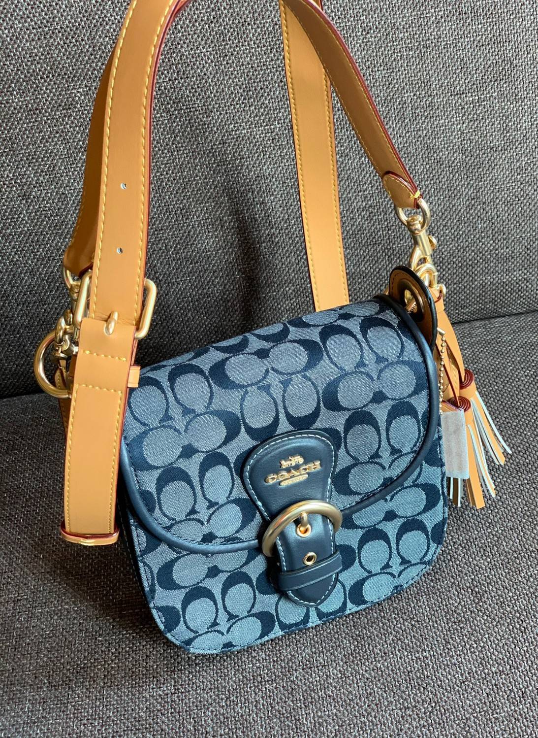 COACH KLEO IN SIGNATURE CHAMBRAY ((C8512)) / Kleo Shoulder Bag 23 In Signature Chambray 📣พร้อมส่งที่ไทย กับคอลเลคชั่นใหม่ล่าสุด ที่คุณต้องมี! สุดคุ้ม! กระเป๋าหิ้ว//ไคล้องไหล่//หรือสะพายข้างได้ วัสดุผ้า Chambray ทอลายแบรนด์ตัดขอบหนังแท้ได้สวยงามค่ะ