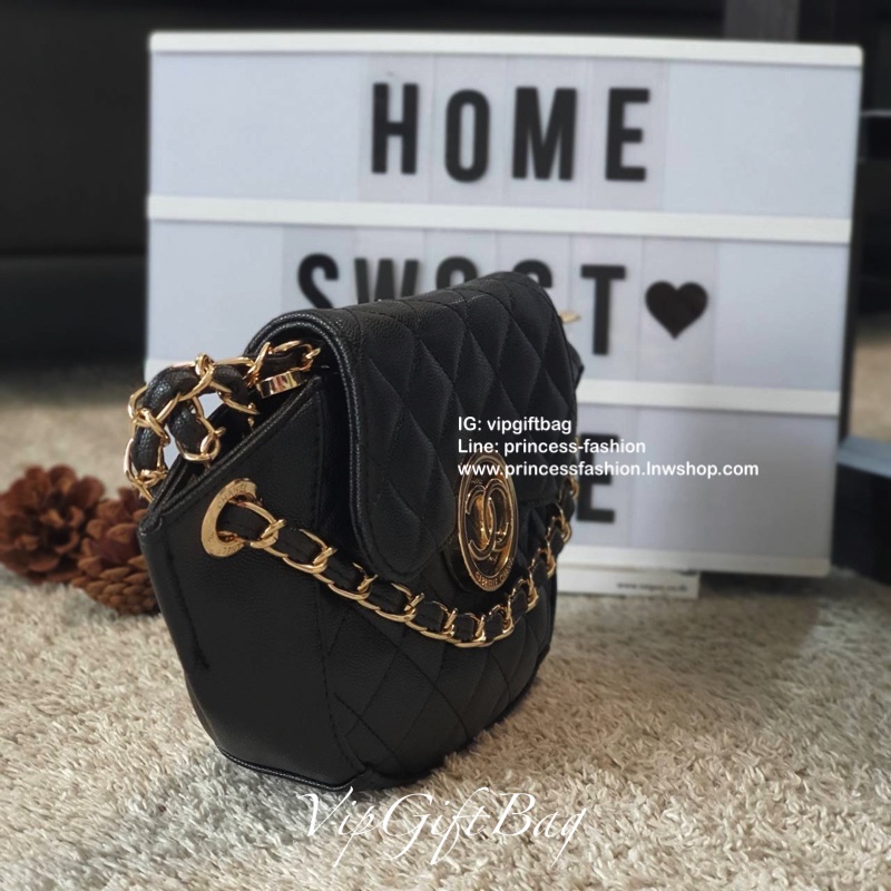 รุ่นใหม่ล่าสุดจากแบรนด์ดัง CHANEL CAVIER CROSSBODY BAG งาน VIP GIFTจากเคาเตอร์้แบรนด์ดังระดับโลก ทรงปีกนางฟ้าน่ารัก ขนาดกำลังดี หนังคาเวียร์เต็มใบ อะไหล่ทอง เปิดปิดด้วยกระดุมแม่เหล็กและช่องซิปซ้อนอีกชั่น ด้านในใส่ของจุกจิก กระเป๋าสตางค์แบบสั้นและโทรศัพท์ไ