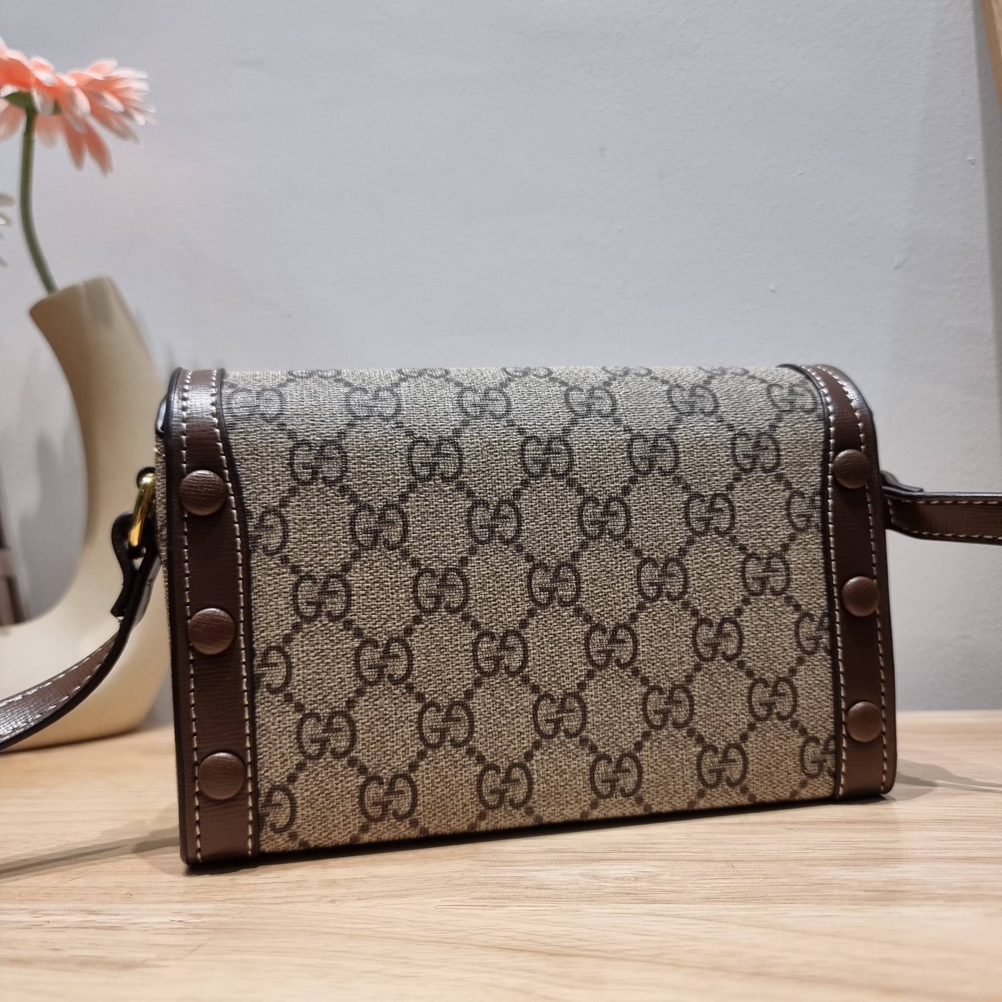 Set 3 ชิ้น Gucci Horsebit 1955 Mini Bag / GG crossbody horizon mini bag box set ชวนสะสม ใครมองหาของขวัญอยู่ เซ็ทนี้จัดว่าเลิศมาก! กับการจับเอารุ่นยอดฮิต มามิกซ์รวมกับไอเท็มสุดคุ้มของมันต้องมี!! จัดเรียงให้อยู่ในกล่อง box set ลิมิเต็ด ที่มีทั้งแว่นตา gentl