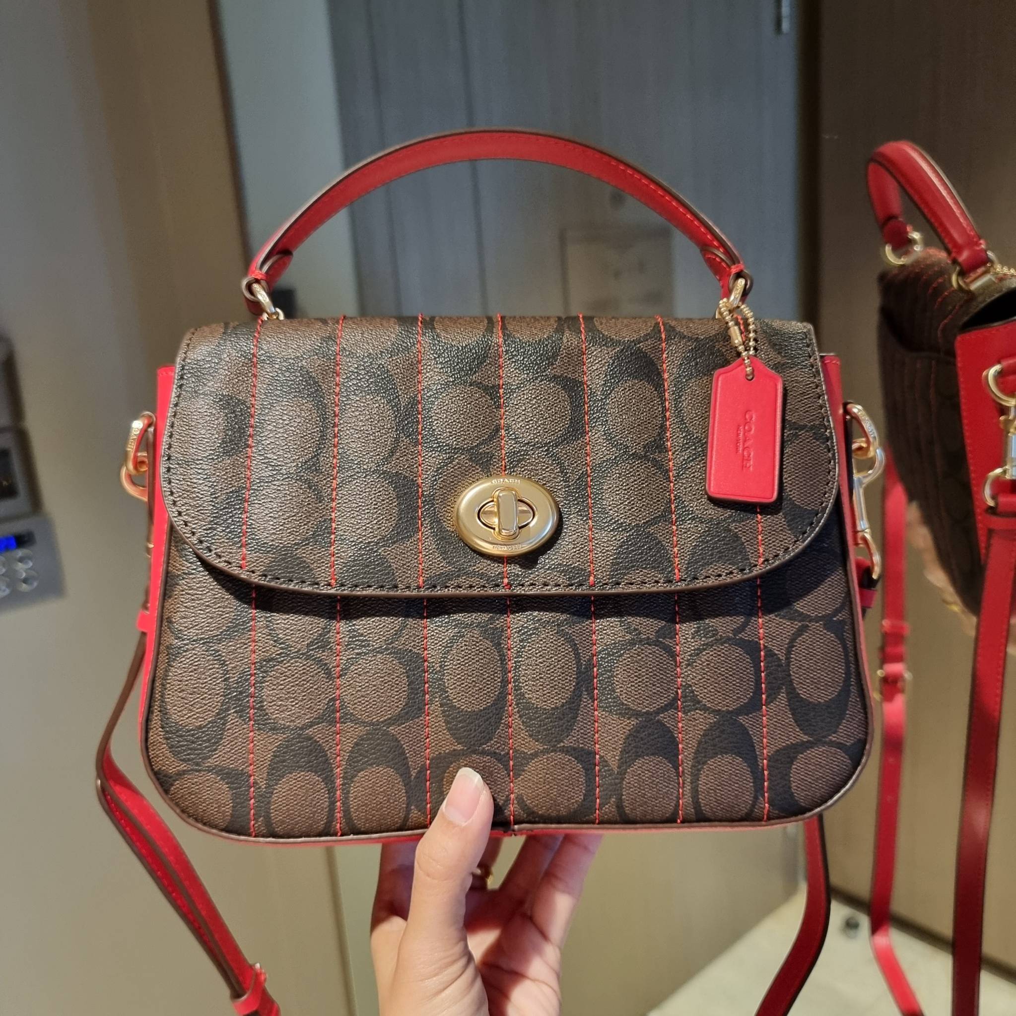 OUTLET 】COACH C5645 MARLIE TOP HANDLE SATCHEL IN SIGNATURE CANVAS WITH QUILTING ดีไซน์ใหม่ กระเป๋าถือ/สะพายข้าง ออกแบบมาไม่เหมือนใคร โดดเด่นด้วยการเย็บบุหนัง โชว์ดีเทลลายเส้น ตกแต่งโลโก้ด้านข้างอะไหล่ทอง วัสดุหนังแคนวาสสลับหนังแท้ เปิด-ปิดด้วยตัวล็อคแน่นห