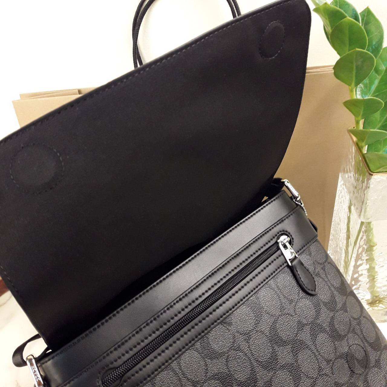 COACH CHARLES SMALL MESSENGER IN SIGNATURE (F54771)🌲ทั้งหล่อ ทั้งเท่มากๆขนาดนี้ ไม่ควรพลาด !! //สะพายข้างใบใหญ่ Unisex ใช้ได้ทั้งชายและหญิง // วัสดุแคนวาส ผสมหนังแท้อย่างดี อยู่ทรงสวย คุณภาพสุดๆ ฝาเปิดกระเป๋า ล็อคด้วยตัวล็อคแม่เหล็ก แน่นหนามากๆ ช่