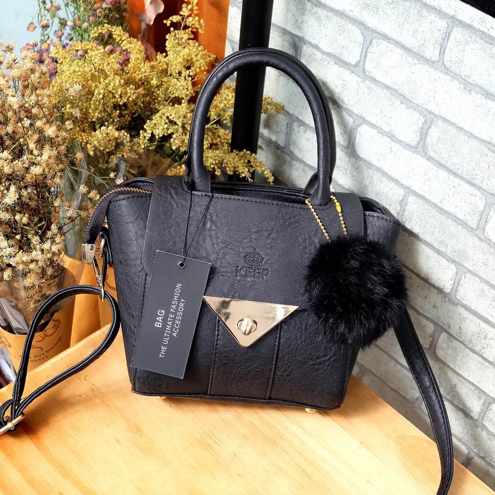 New arrival ! จากแบรนด์ KEEP #จุดเด่นที่ >ลายหนังสวยชัด >เนื้อ matte ถือสะพายเข้าง่ายกับทุกชุด >ขนากกระเป๋ามินิ กะทัดรัด คะ ใส่ กปต ยาว มือถือได้ > มีช่องย่อยแบ่งเก็บของด้านใน เป็นสัดส่วน >ก้นมีหมุดรองหนัง >มีสายยาวสะพายได้ ปรับ free siz