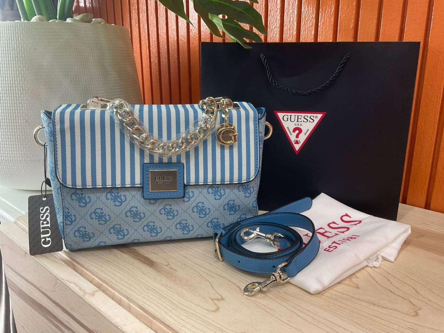 ราคาปังปิ๊นาศ (!!) มากแม่ 💕 GUESS Candace Top Handle Flap Bag กระเป๋าสะพาย Crossbody / คล้องแขน ถือออกงานได้ ทรงน่ารัก จากแบรนด์ GUESS สวยอยู่ทรง ขนาดกำลังดี น้ำหนักเบา ด้านหน้ามีโลโก้แบรนด์อะไหล่ทอง มีอะไหล่โซ่ห้อยด้านหน้าสามารถคล้องแขนและถือได้ 