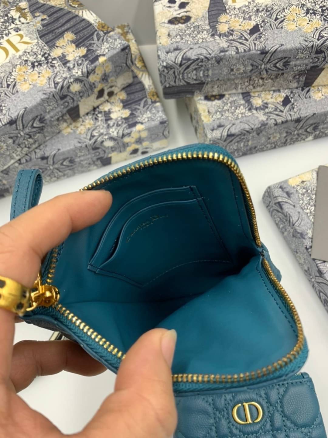 VIP 】CHRISTIAN DIOR PHONE BAG 2 in 1 DOUBLE BAG กระเป๋าเซ็ท 2 ใบ มีสายสะพายข้าง ถอดออกใช้งานได้ ถือว่าคุ้มมากๆเลยค่ะ สามารถใช้งานแยกกันได้ ใส่สายสะพายหรือ ถือได้ วัสดุหนังแท้ สวยงามนุ่มฟู น่ารักมากๆ เลยน้าาา