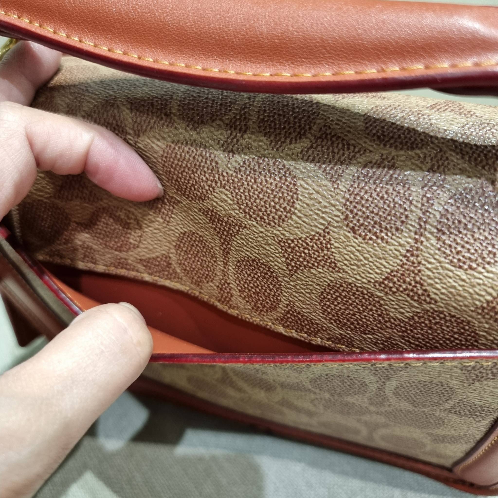 COACH C8449 HERO SHOULDER BAG / COACH C8450 HERO SHOULDER BAG IN SIGNATURE CANVAS ดีไซน์ใหม่ล่าสุด ที่มาพร้อมความหรูยกระดับ กระเป๋าถือ/สะพายข้าง ออกแบบทรงสวย คลาสสิค ขนาดกำลังพอดี ไม่ว่าจะถือ หรือสะพายสายครอส ก็ดูดีแบบไม่ต้องแต่งเติม วัสดุหนังแท้เต็มใบ ฝา